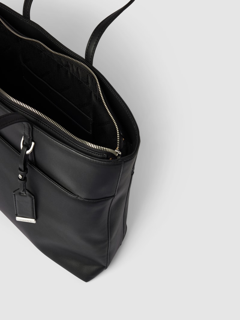 Shopper mit Label-Detail in schwarz