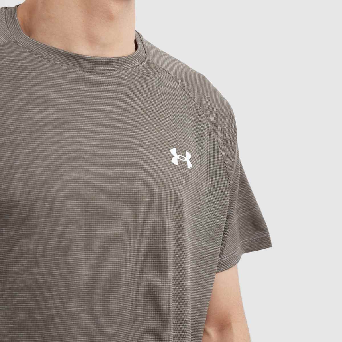 Under Armour – Ljusgrå t-shirt med teknisk textur