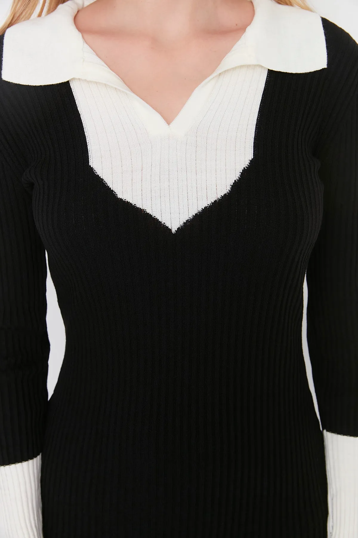 Trendyol Collection  Schwarzes Midi-Strickkleid mit Farbblockmuster TWOAW23EL00024
