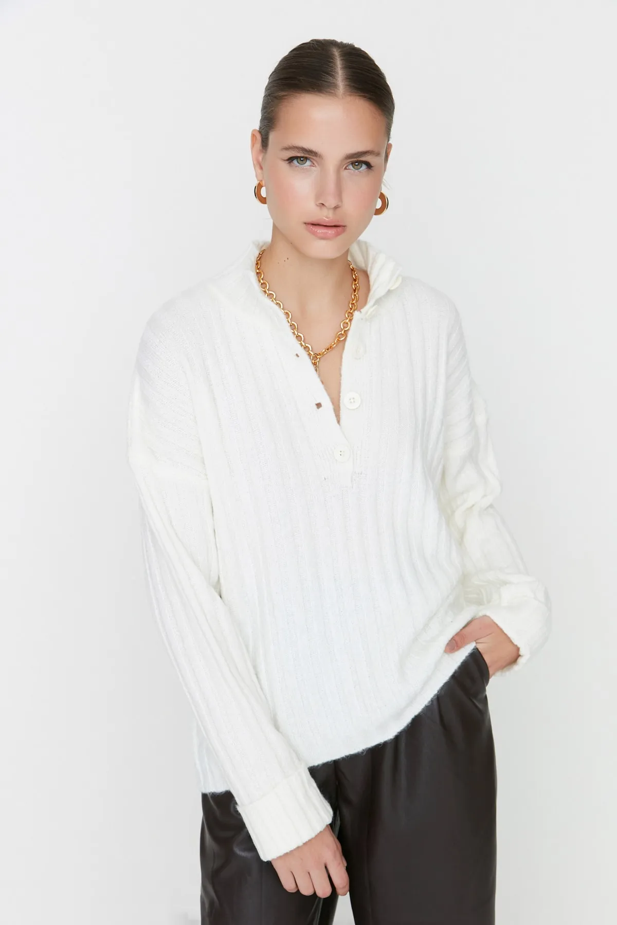 Trendyol Collection  Ecrufarbener, weich strukturierter Strickpullover mit Stehkragen und weiter Passform TWOAW21KZ0783