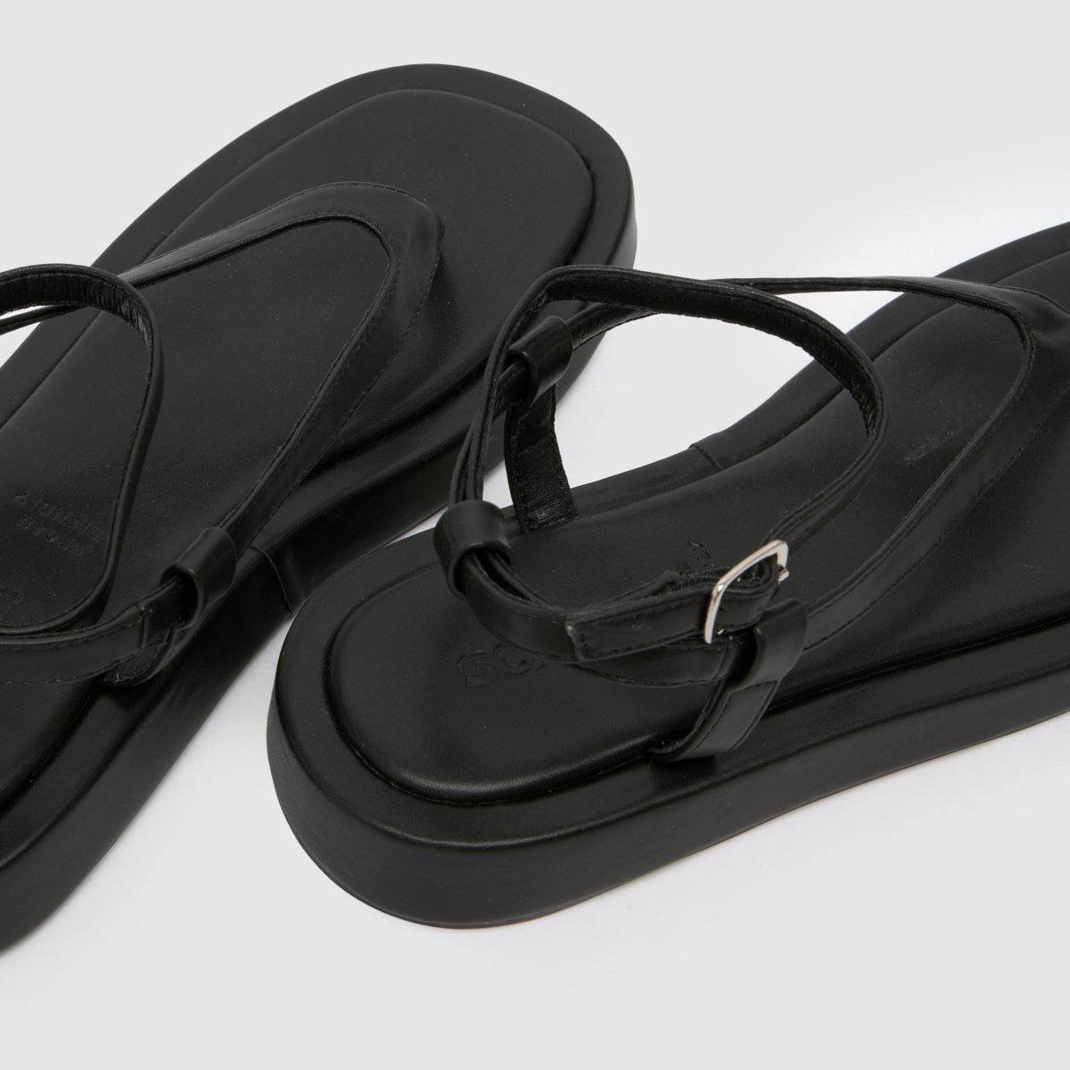 Torin – Svarta sandaler med tårem och ankelrem
