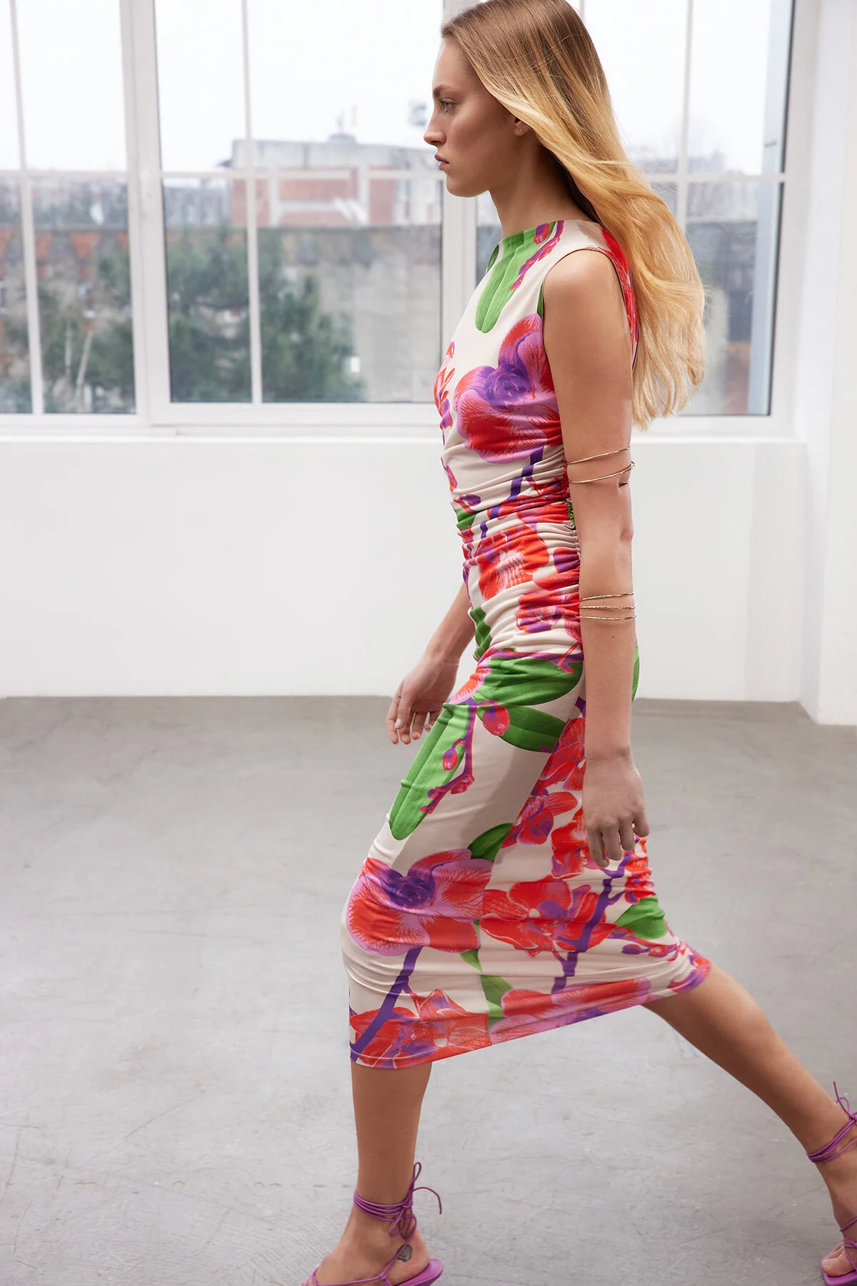 Trendyol Collection  Limited Edition – Mehrfarbiges, dehnbares Maxi-Bleistiftkleid aus Strick mit Blumenmuster TWOSS24EL00563