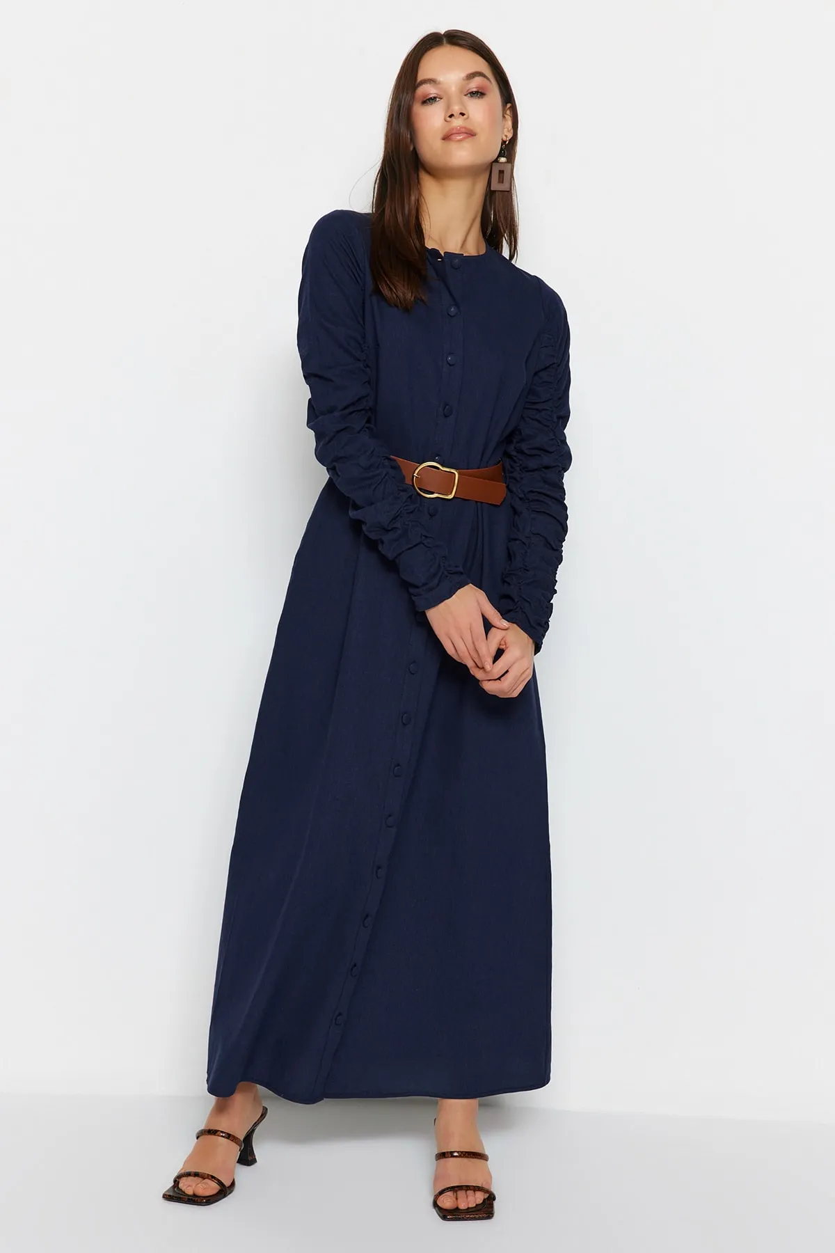 Trendyol Modest  Marineblaues Hemdblusenkleid aus gewebtem Leinengemisch mit Gürtelärmeln, gerafften Taschen und Details TCTSS23EB00152