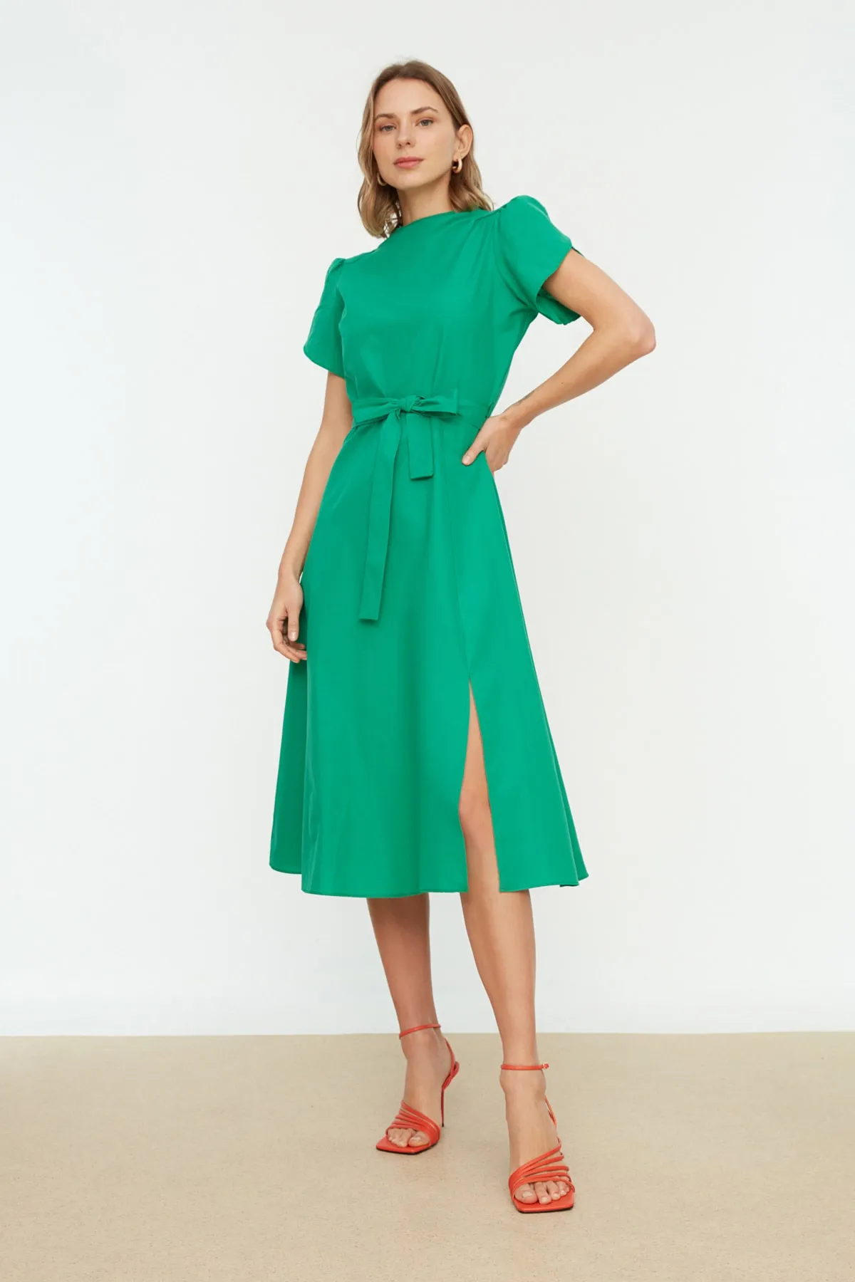 Trendyol Collection  Grünes Midi-Webkleid mit Gürtel und Öffnung an den Ärmeln TWOSS22EL0115