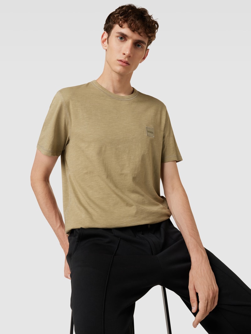 T-Shirt mit Label-Applikation in olivgrün