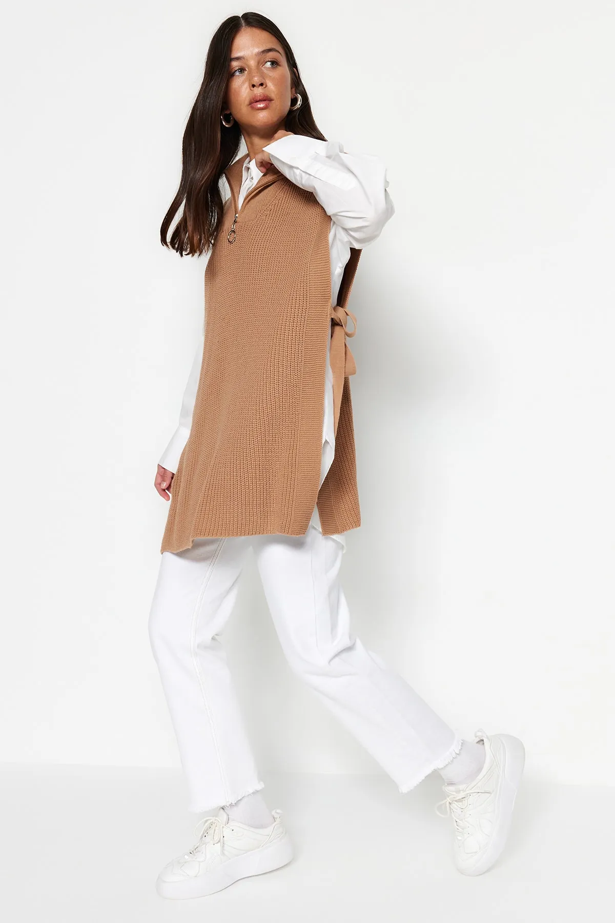 Trendyol Modest  Nerzfarbener Strickpullover mit Reißverschlusskragen und seitlichem Bindedetail TCTAW22UV0009