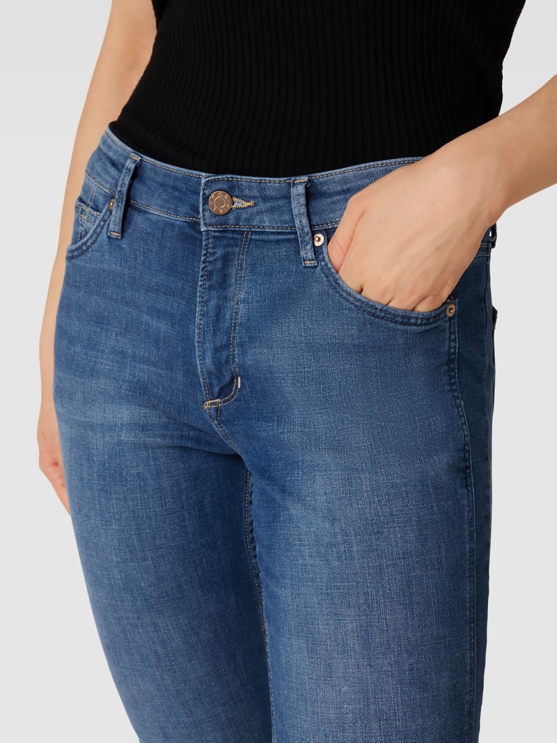 Jeans mit Label-Patch in blau