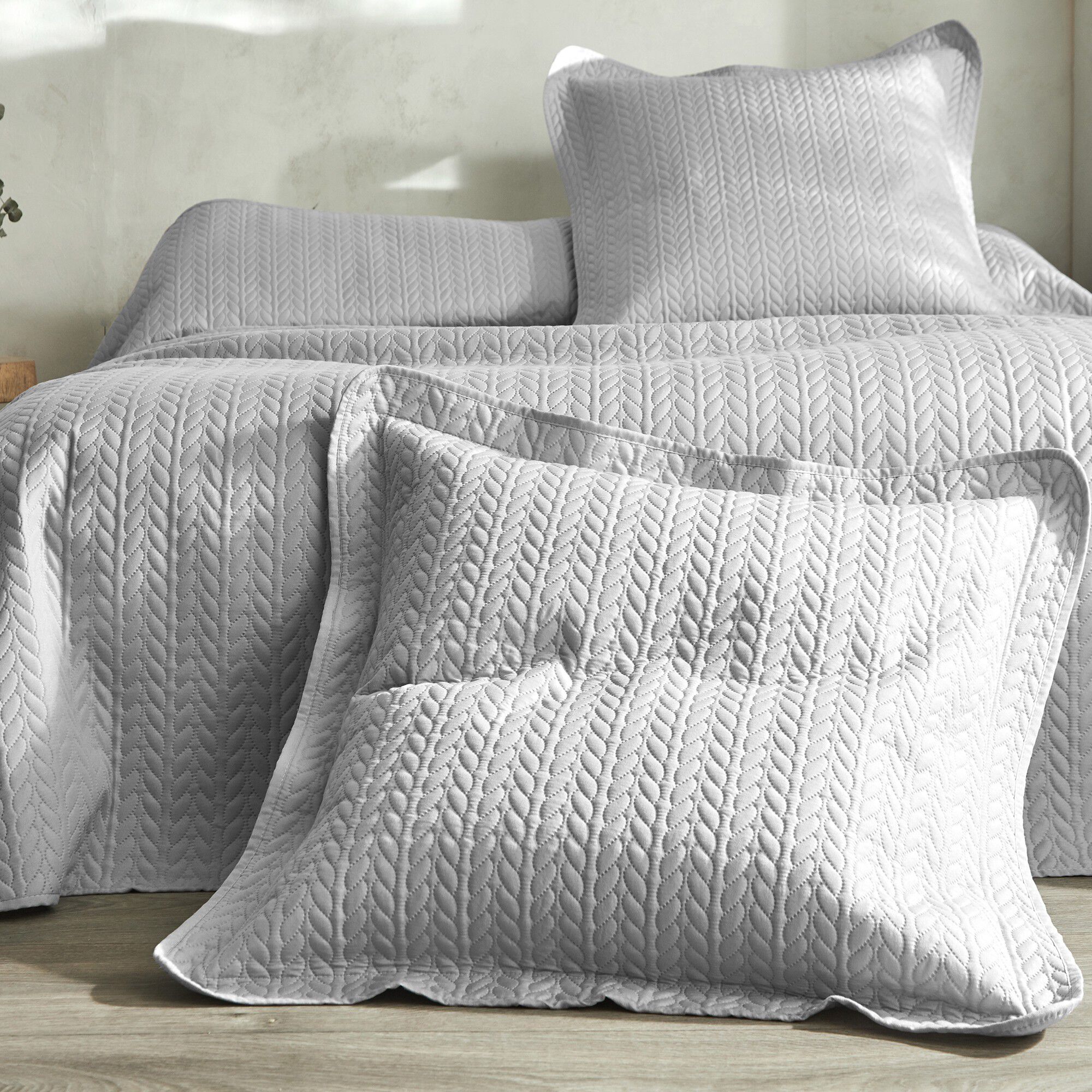 Couvre-lit matelassé microfibre motif géométrique