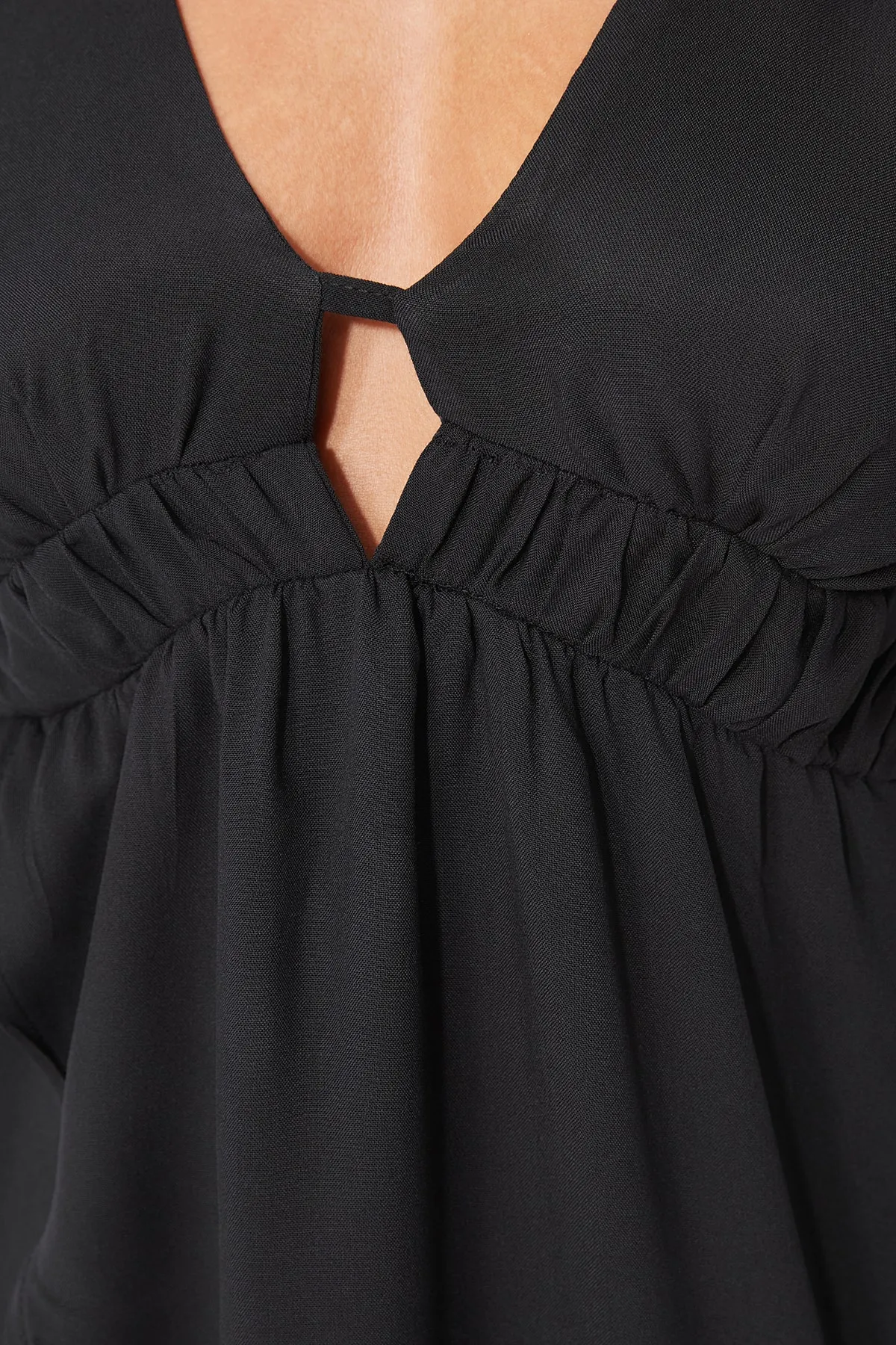 Trendyol Collection  Schwarzes, gerafftes Midi-Strandkleid aus Webstoff TBESS23EL00130