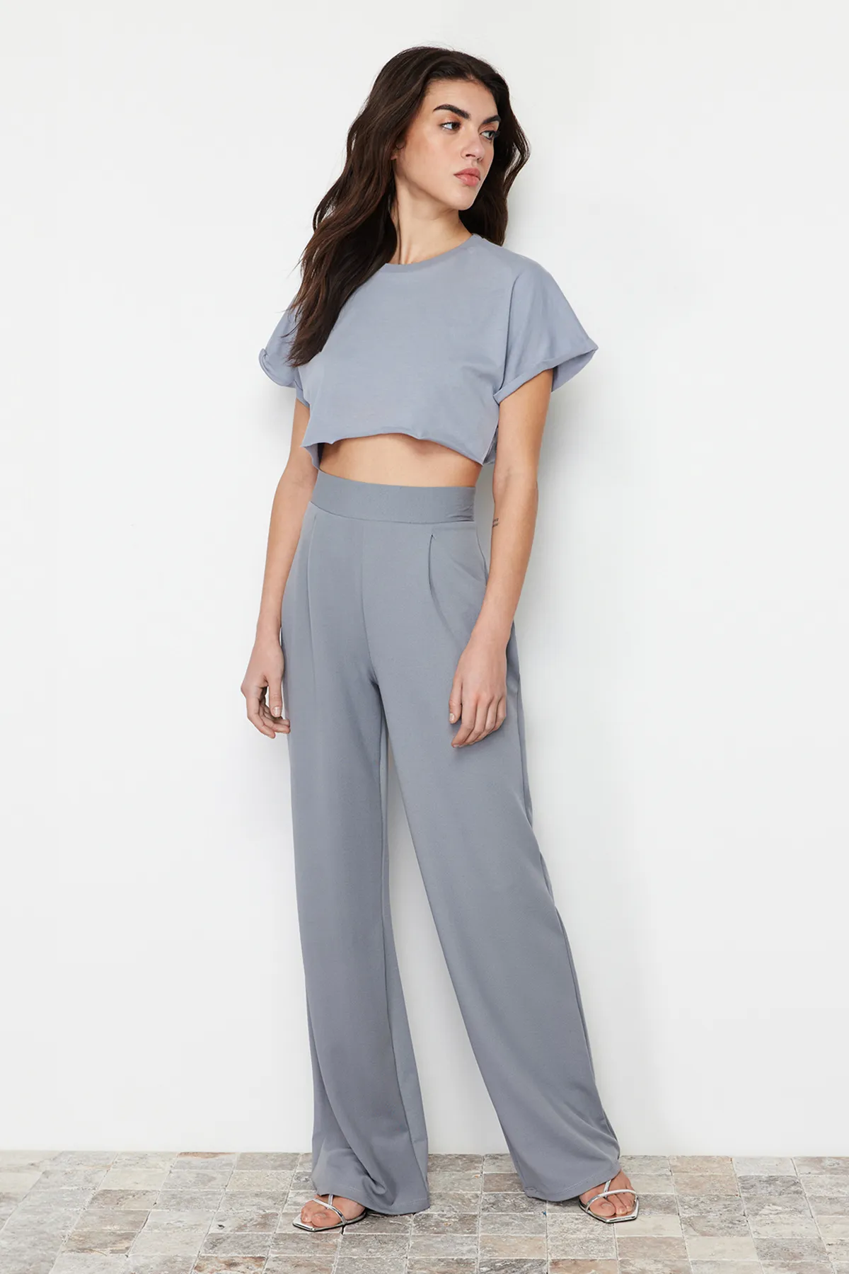 Trendyol Collection  Graue, plissierte Hose mit weitem Bein und entspanntem Schnitt TWOSS24PL00038