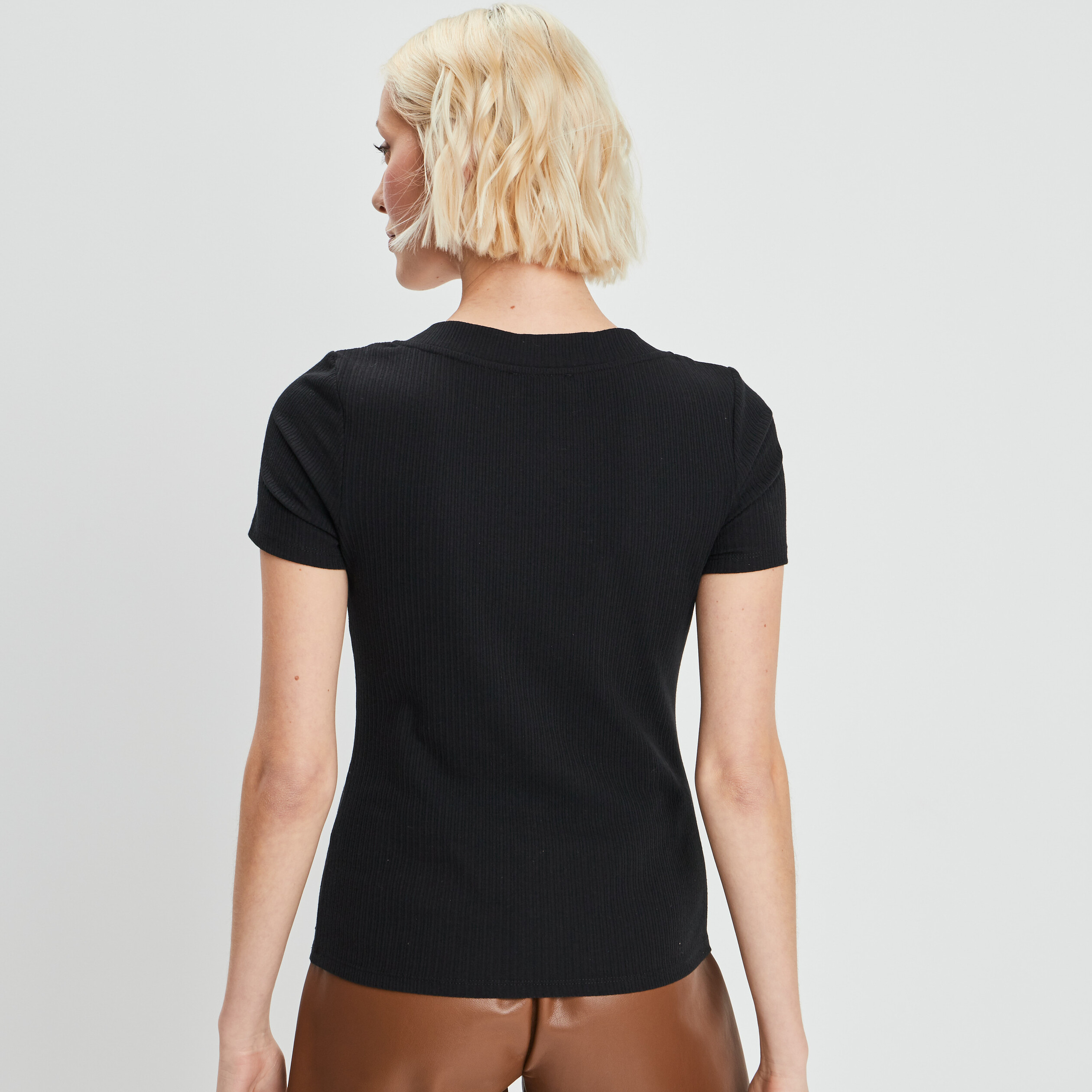 T-shirt côtelé col en V à boutons Creeks noir femme | La Halle