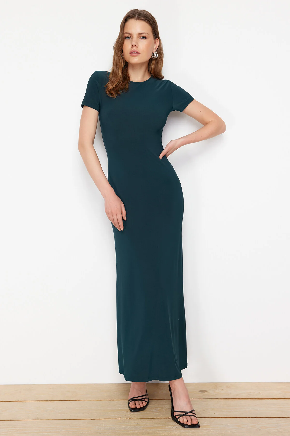 Trendyol Collection  Smaragdgrünes, kurzärmliges, tailliertes Rundhals-Maxi-Bleistiftkleid aus flexiblem Strick TWOSS24EL00097