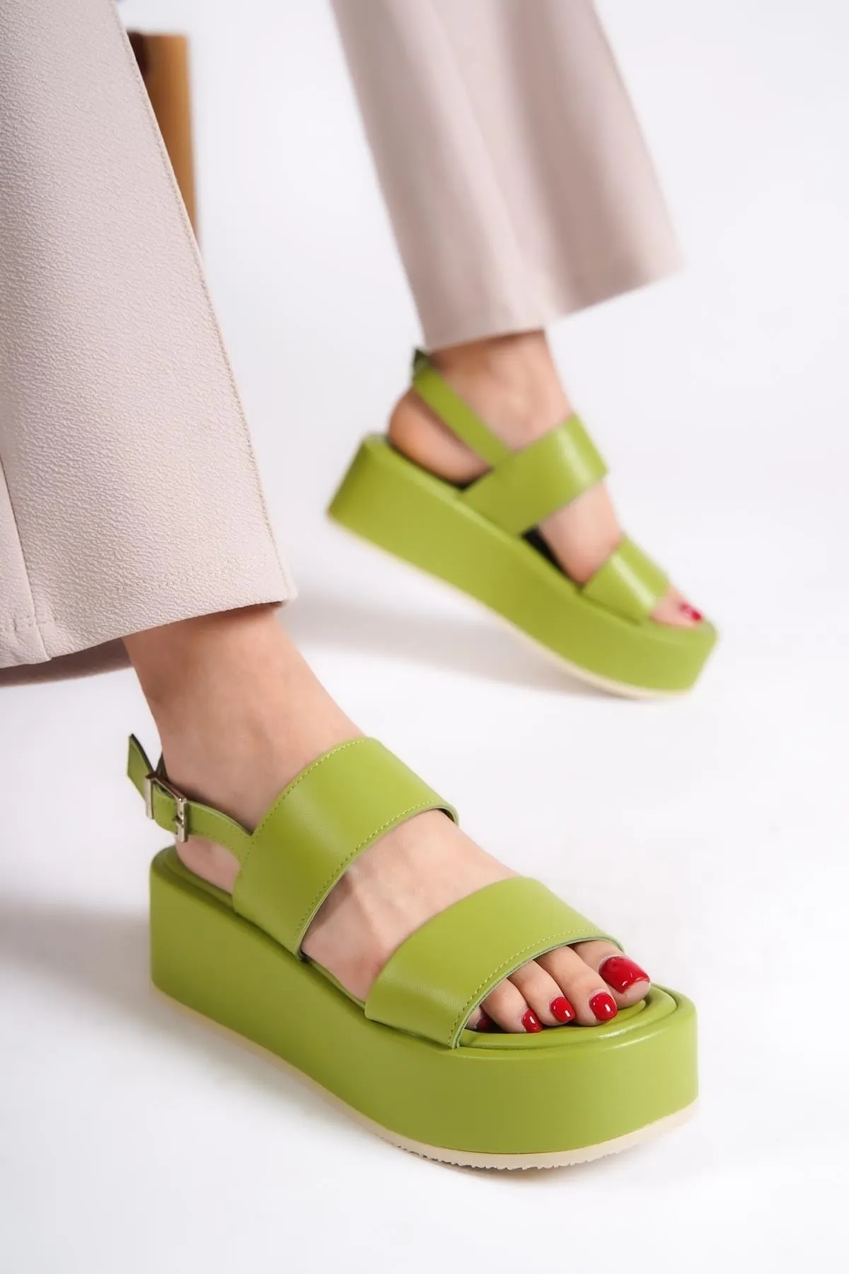 Capone Outfitters  Capone dicke, doppelt geschnallte Keilabsatz-Pistaziengrüne Damen-Flatform-Sandalen