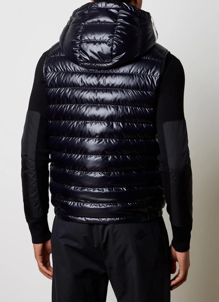 Jachetă matlasată Moncler Clai cu glugă, umplută cu puf de gâscă.