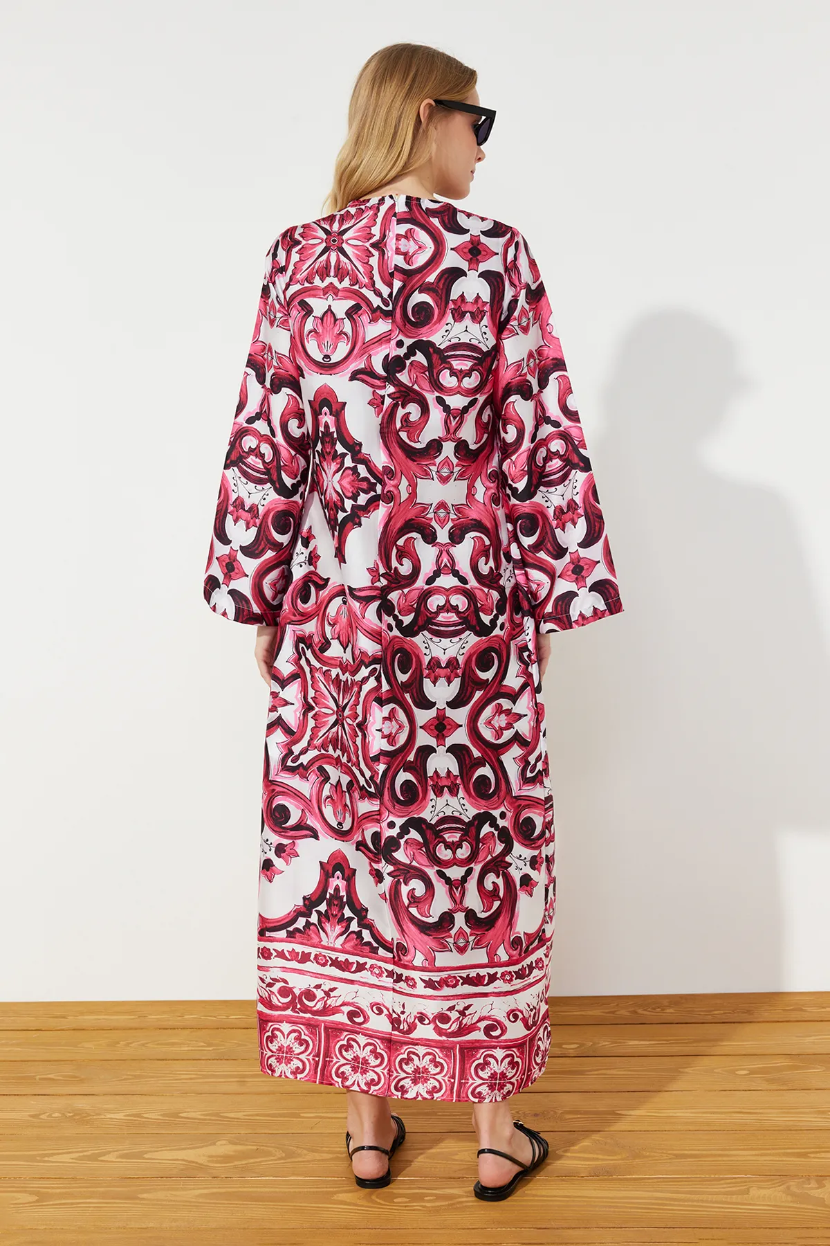 Trendyol Modest  Fuchsiafarbenes Abendkleid mit Ethnomuster und Satinoberfläche TCTSS23DB00028