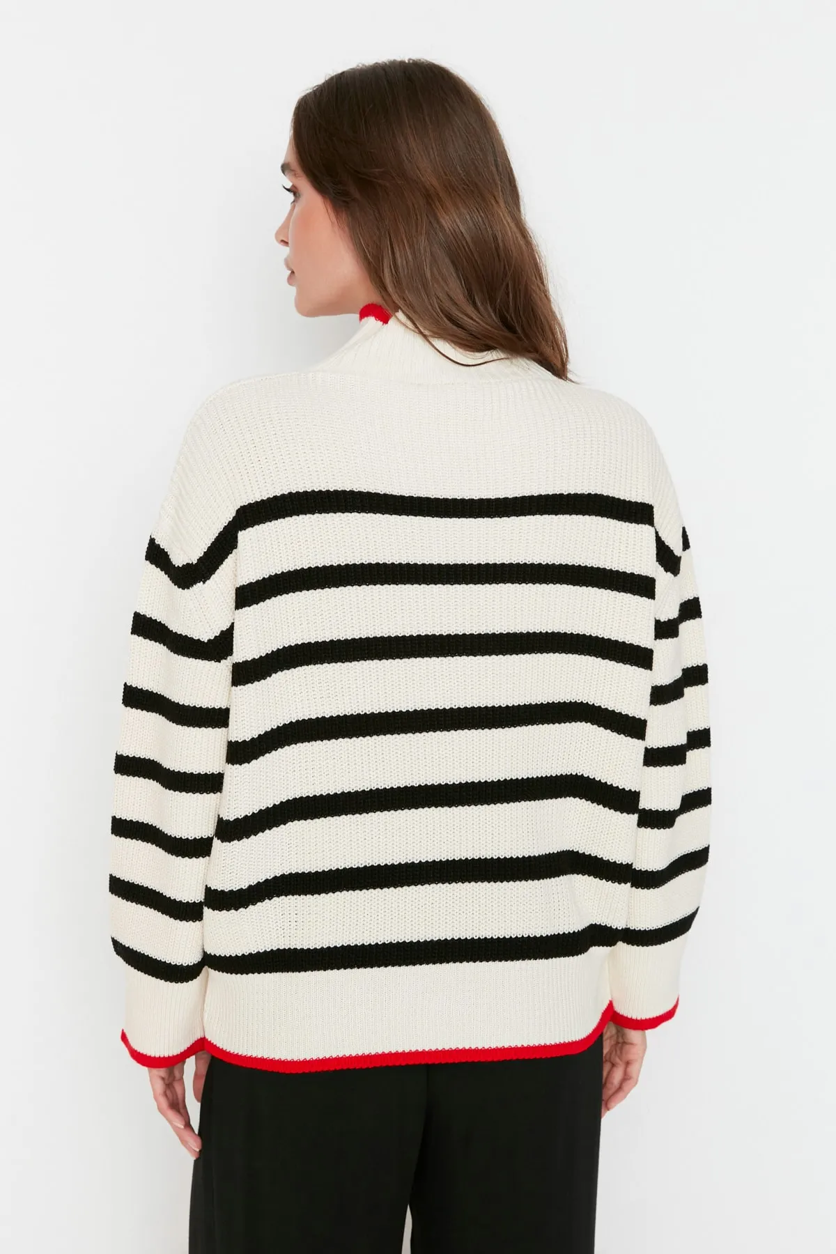Trendyol Collection  Gestreifter Strickpullover mit breitem Muster in Ecru TWOAW23KZ01446