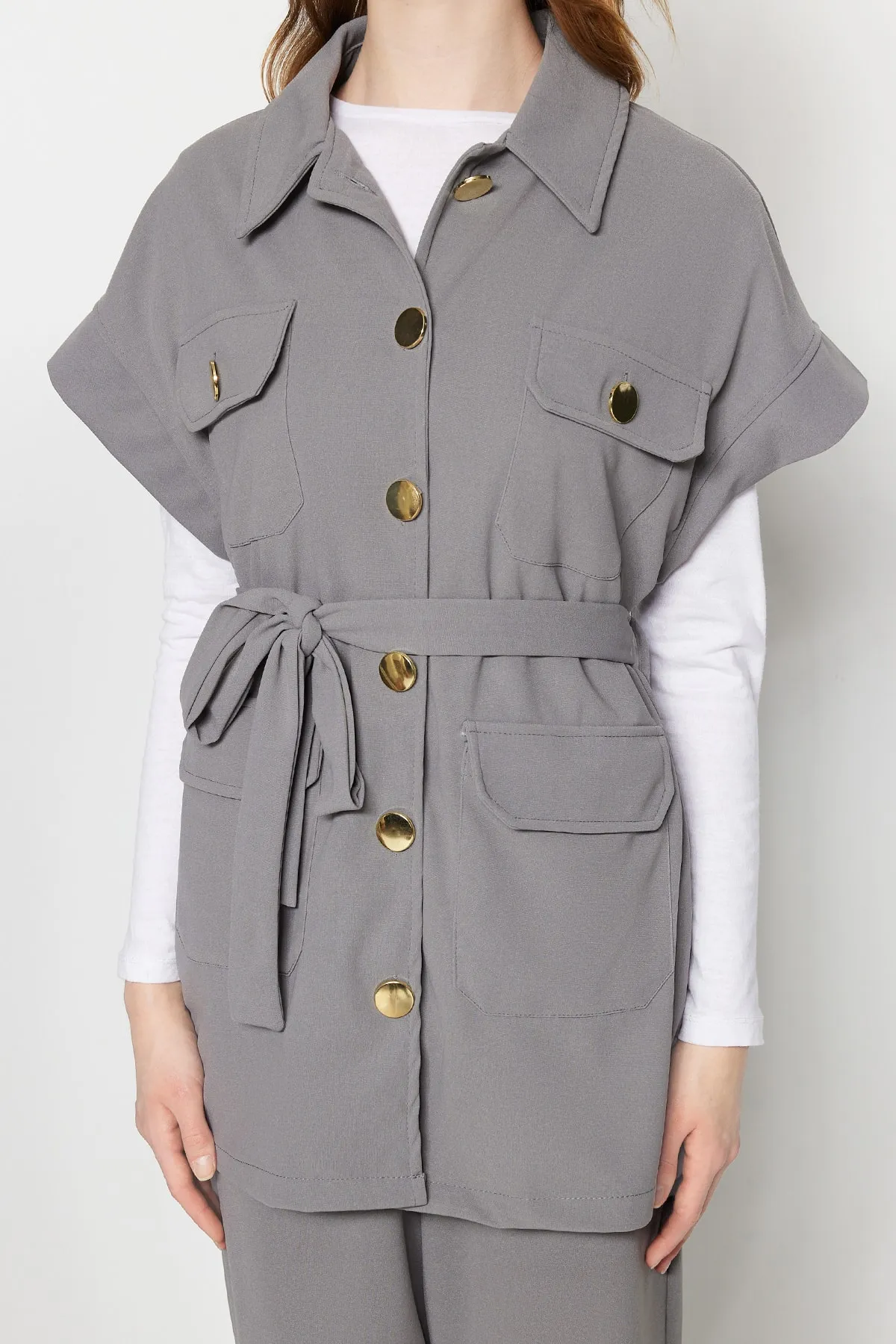 Trendyol Modest  Grau-goldener Strickanzug mit Weste und Hose mit Knöpfen TCTAW22US0062