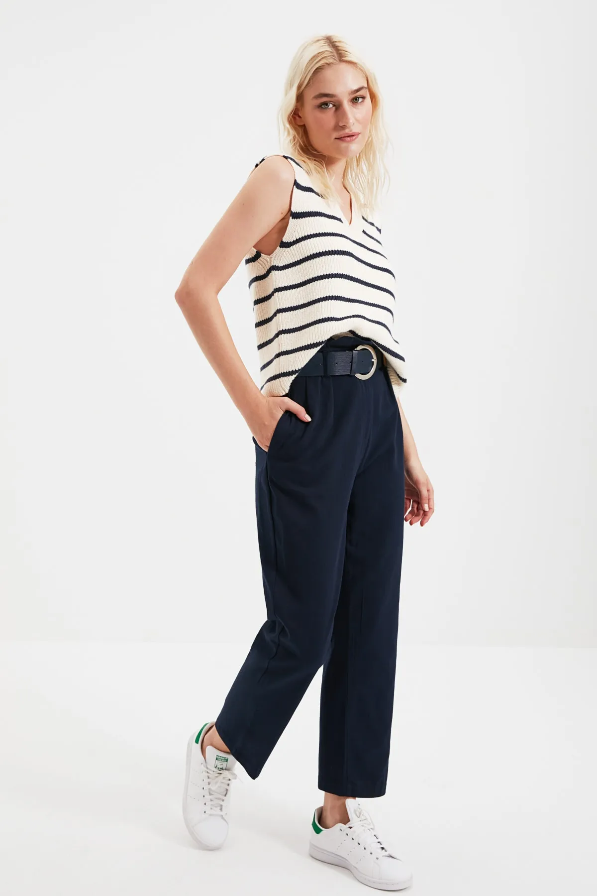 Trendyol Collection  Marineblaue, karottengewebte Hose mit Gürtel TWOSS20PL0016