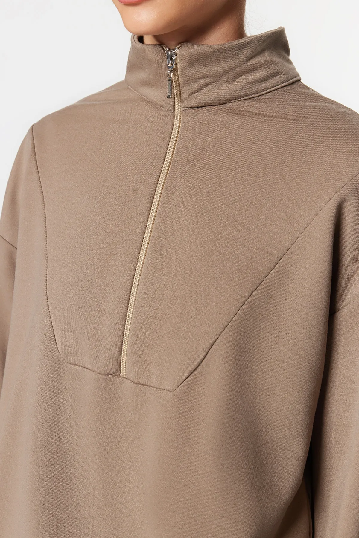 Trendyol Modest  Nerzfarbenes Strick-Trainingsanzug-Set mit Stehkragen und Kordelzug am Saum und Reißverschluss TCTAW22EN0051