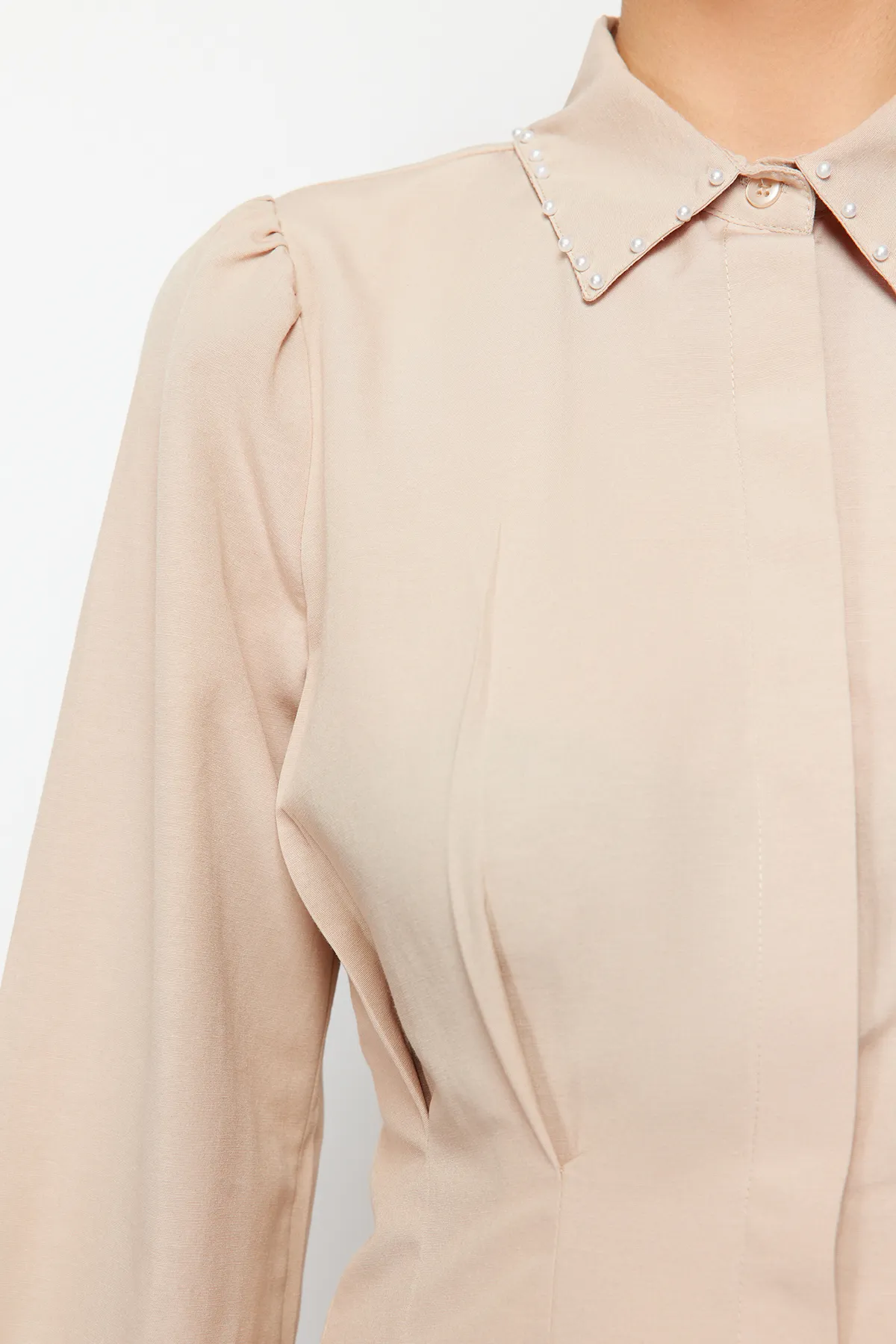 Trendyol Modest  Gewebtes Hemd mit Perlendetails in Steingrau TCTAW24TG00027
