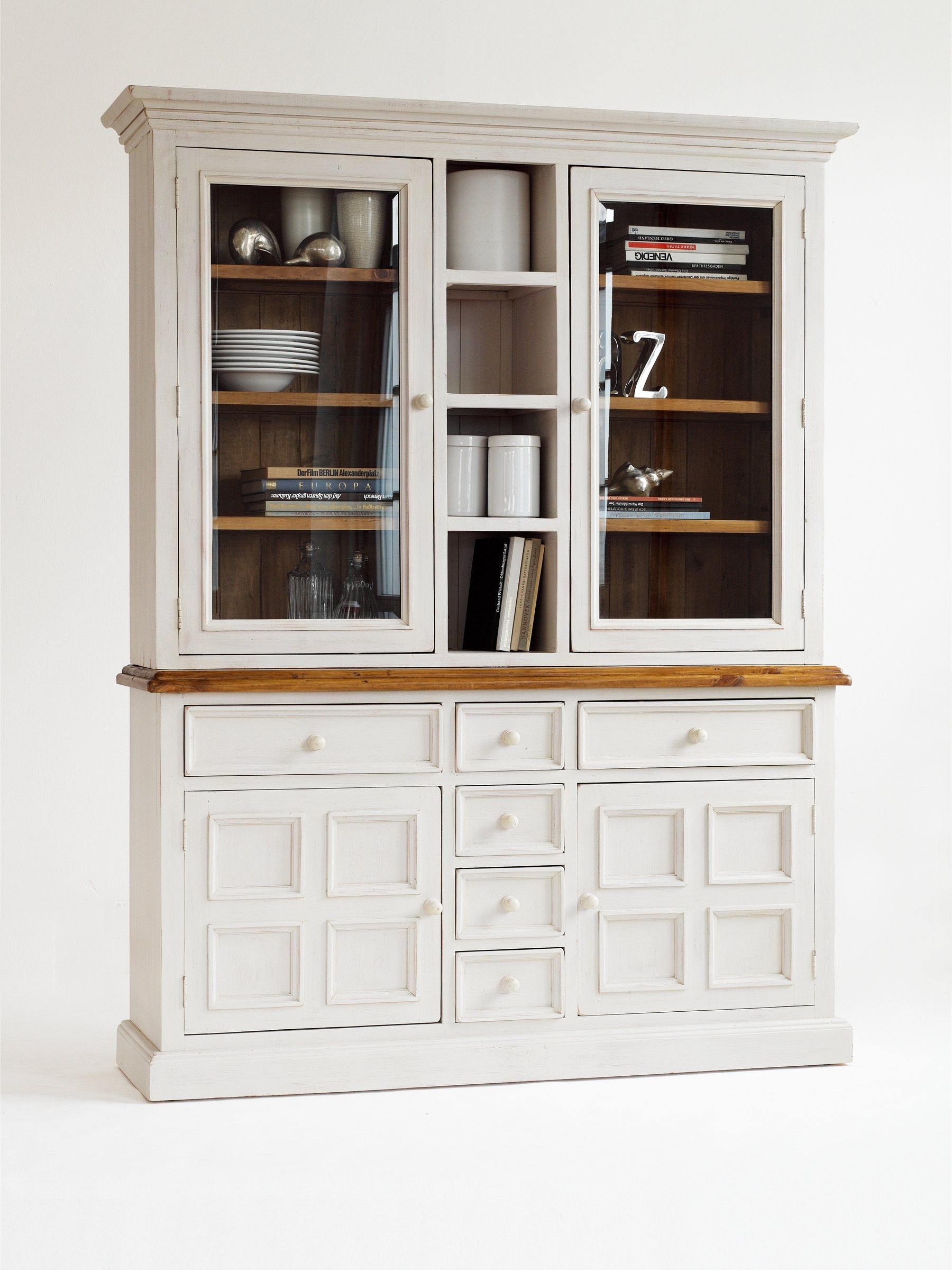 möbelando Buffet Boscobe Buffet im Landhausdesign aus Recycle Kiefer Massivholz in Weiß, Absetzungen in Honigfarben mit 2 Glas-/Holztüren, 2 Holztüren, 6 Schubkästen und 11 Ablageböden. Breite 166 cm, Höhe 215 cm, Tiefe 45 cm