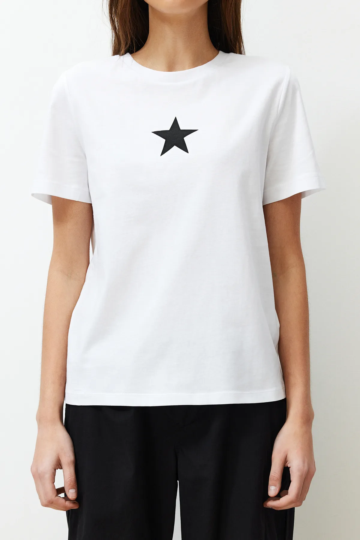 Trendyol Collection  Weißes Strick-T-Shirt mit Rundhalsausschnitt und Stern-Aufdruck, Regular/Regular Fit, 100 % Baumwolle TWOSS24TS00095