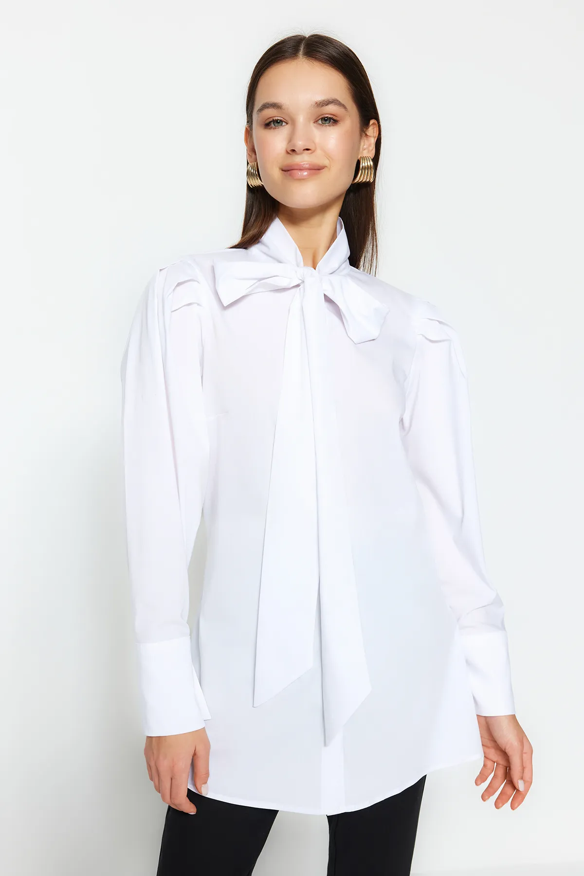 Trendyol Modest  Weißes, gewebtes Hemd mit Kragen und Krawattendetail TCTSS24TG00002
