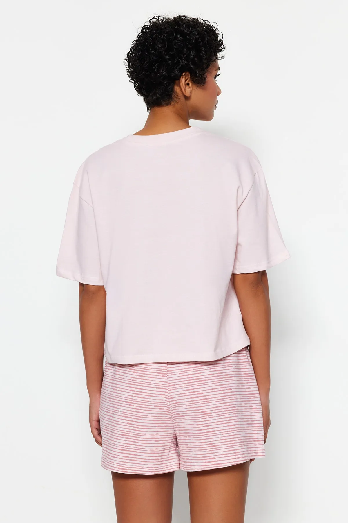 Trendyol Collection  Gestricktes Pyjama-Set mit T-Shirt-Shorts und gestrickten Baumwoll-T-Shirts mit gestreiftem Slogan in Puderfarbe THMSS23PT00228