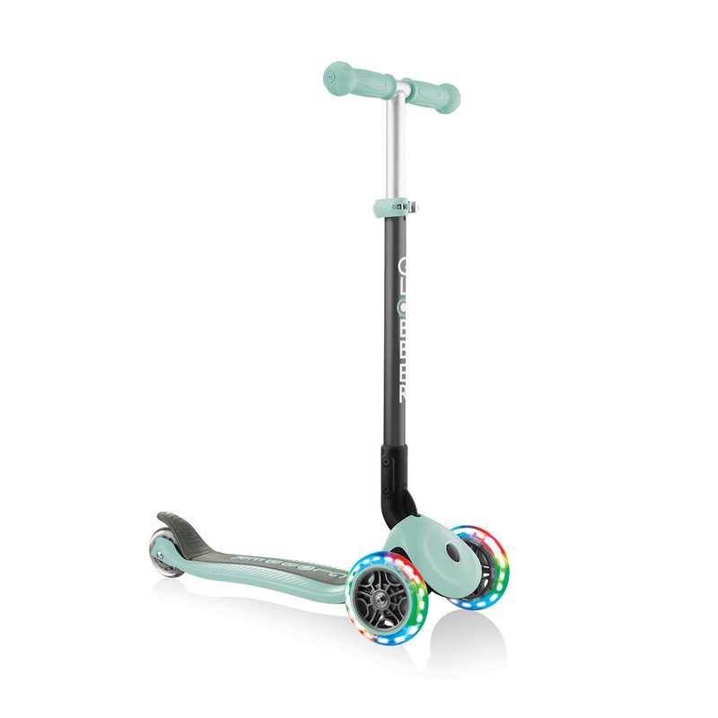Trottinette 3 roues vert pastel roues lumineuses Globber