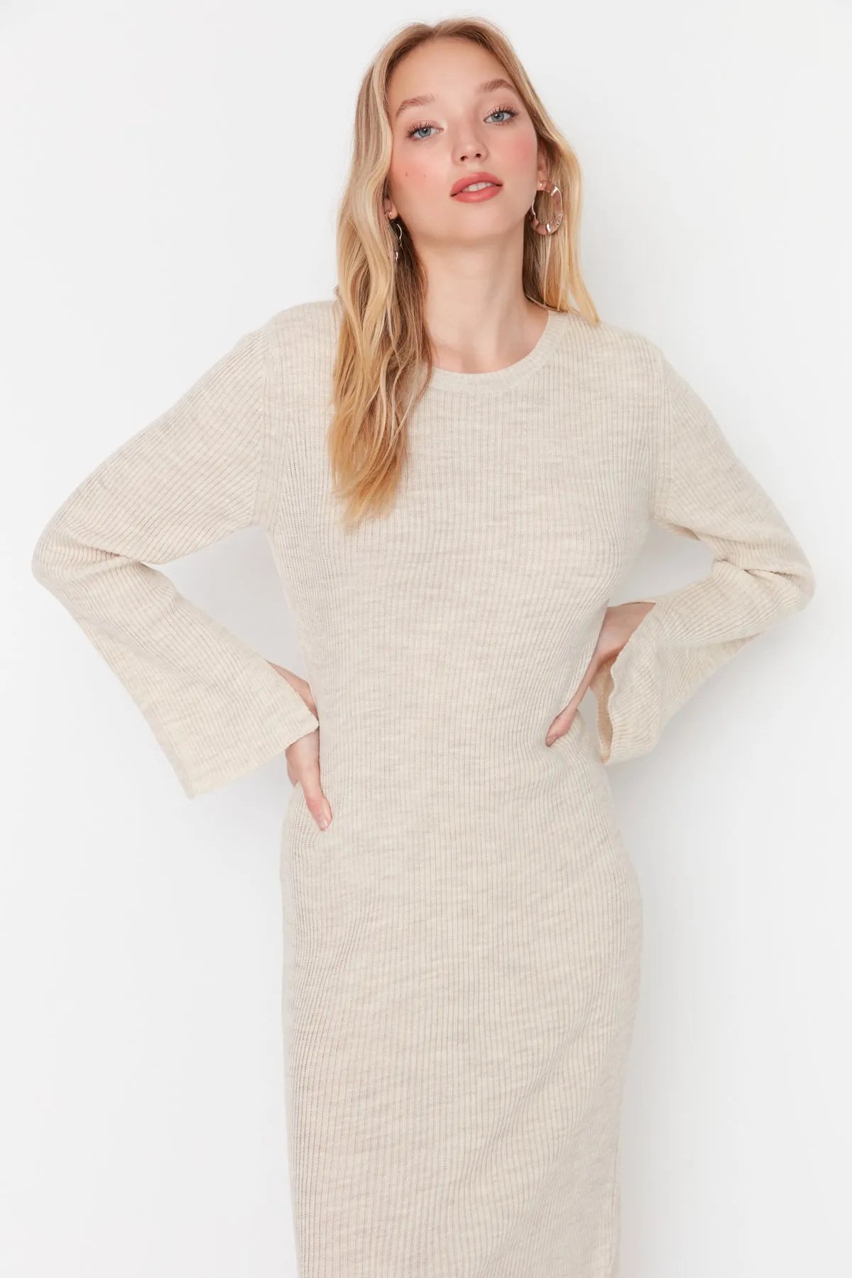 Trendyol Collection  Beiges, geschlitztes, detailliertes Strickkleid TWOAW23AU00187