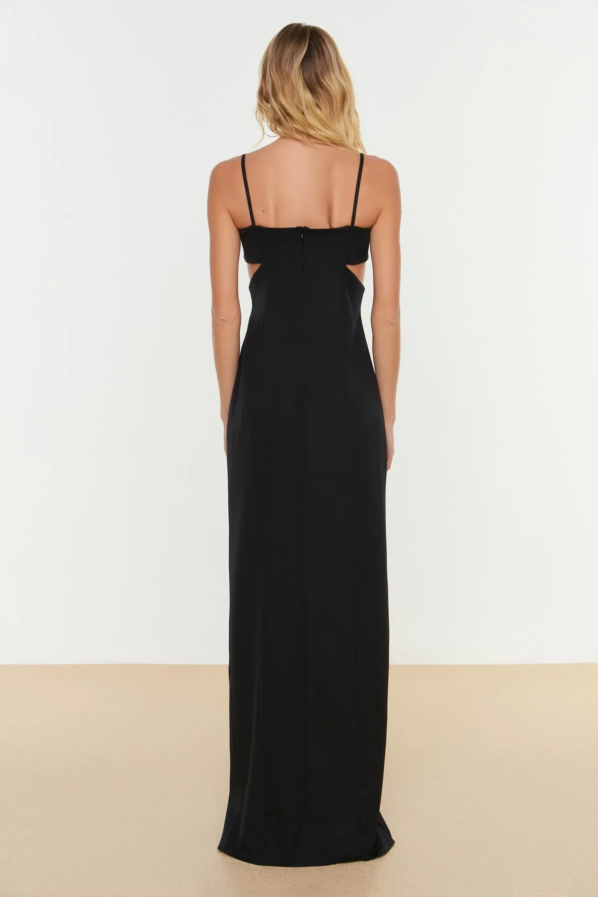 Trendyol Collection  Schwarzes langes Abendkleid mit gewebtem Fenster/Ausschnitt-Detail TPRSS19UT0124
