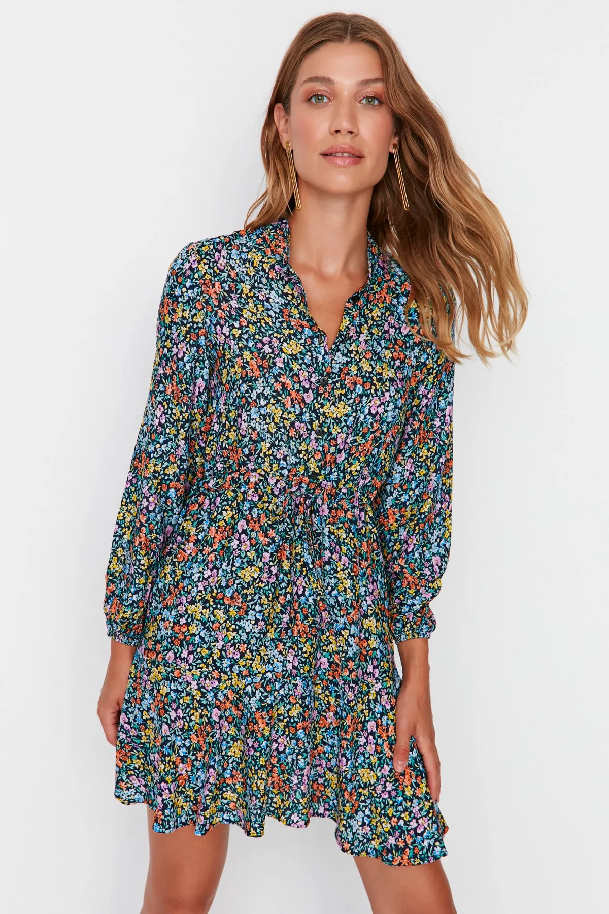Trendyol Collection  Mehrfarbiges, gewebtes Minikleid aus Viskose mit Blumenmuster und Knöpfen TWOAW23EL01310