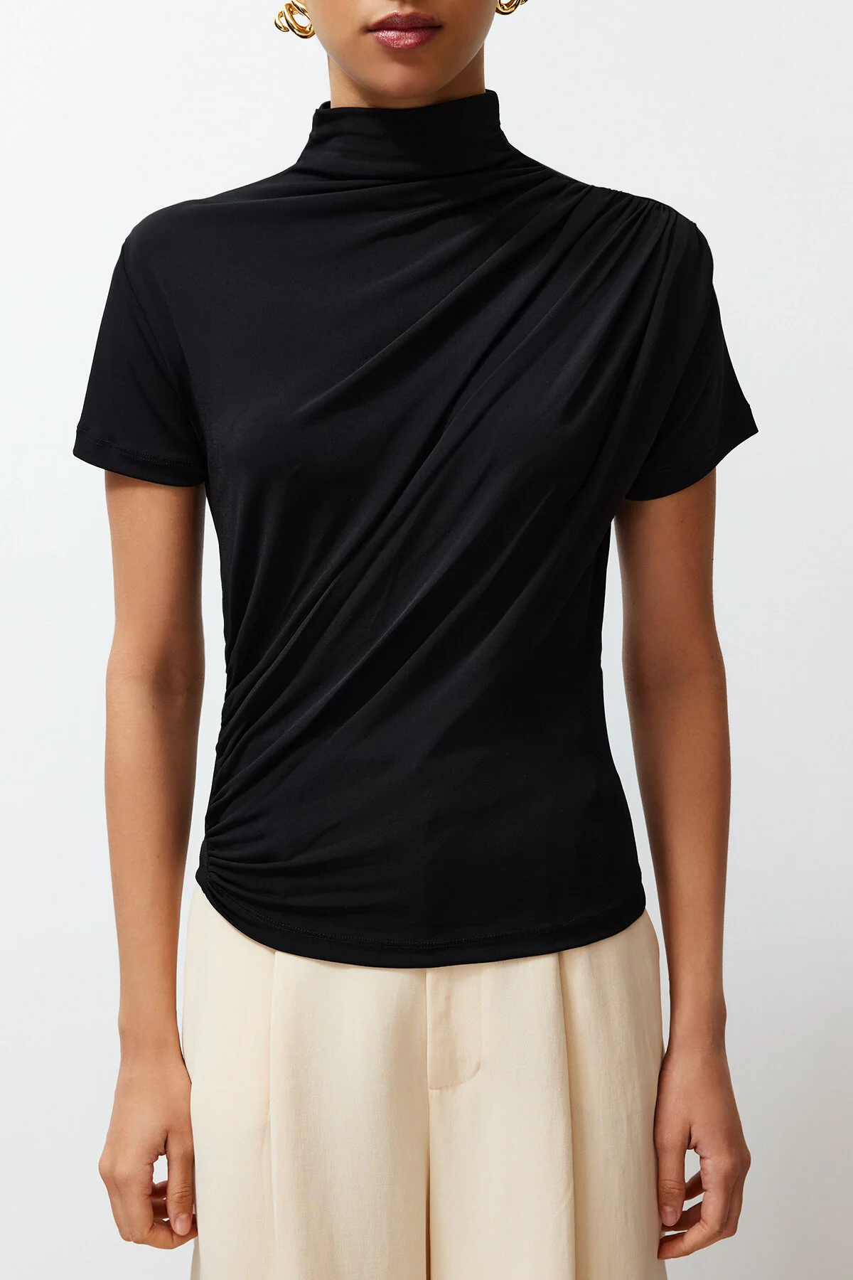 Trendyol Collection  Schwarze, taillierte/taillierte Kurzarm-Stretch-Strickbluse mit Stehkragen und Raffung TWOSS24BZ00426