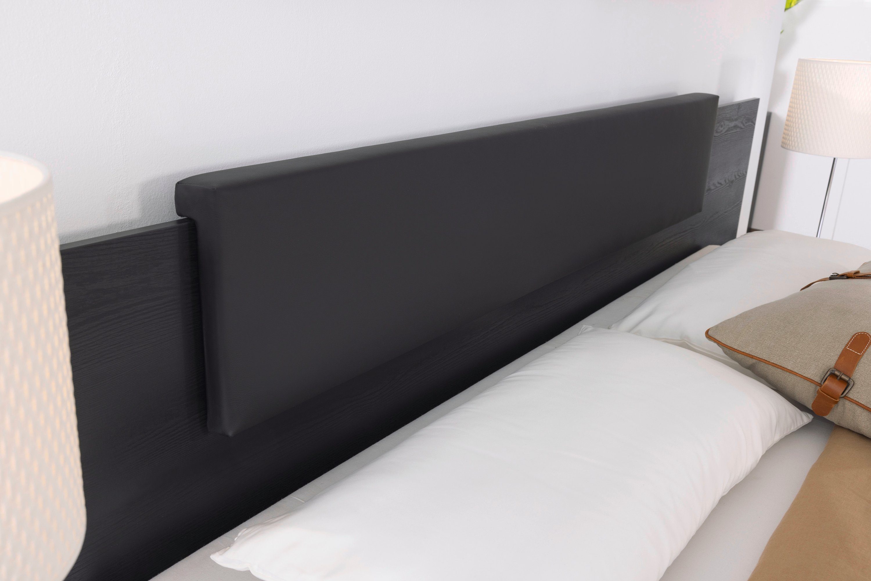 rauch Schlafzimmer-Set Miro, Drehtürenschrank in 2 Breiten, Bett in 2 Größen und 2 Hängenachttische