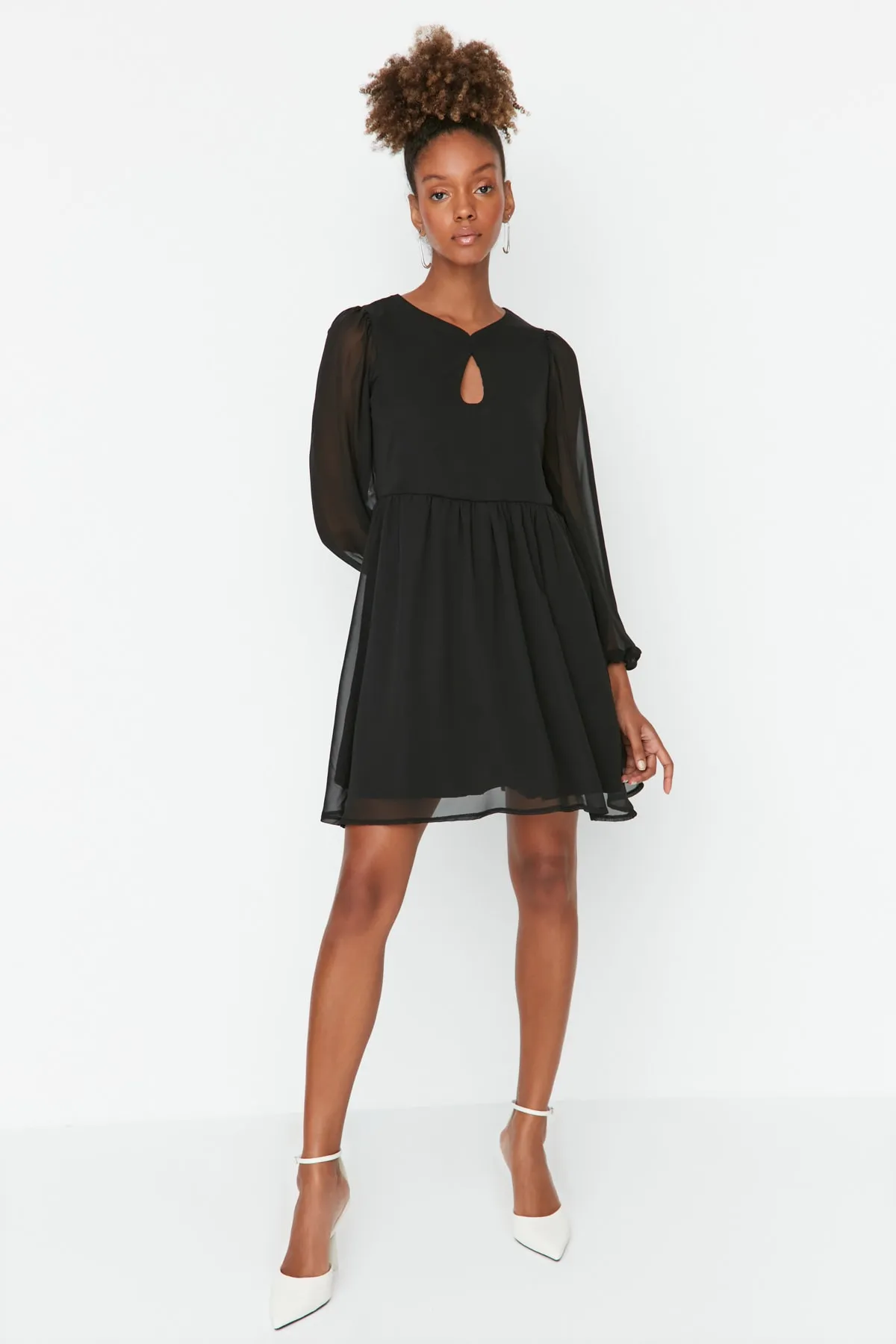 Trendyol Collection  Schwarzes Minikleid aus Chiffon mit Futter TWOAW23EL00846