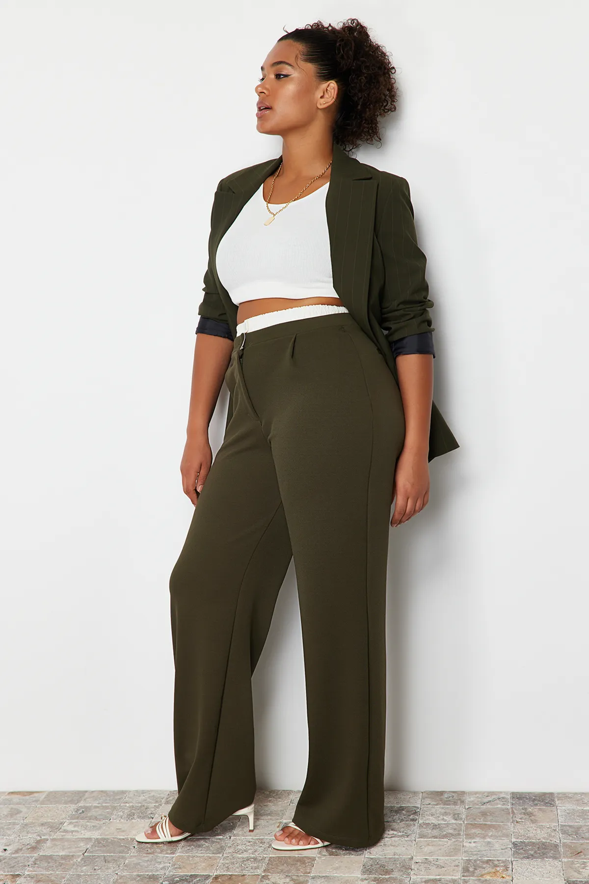 Trendyol Curve  Khakifarbene Strickhose mit Taillendetail TBBSS24AR00000
