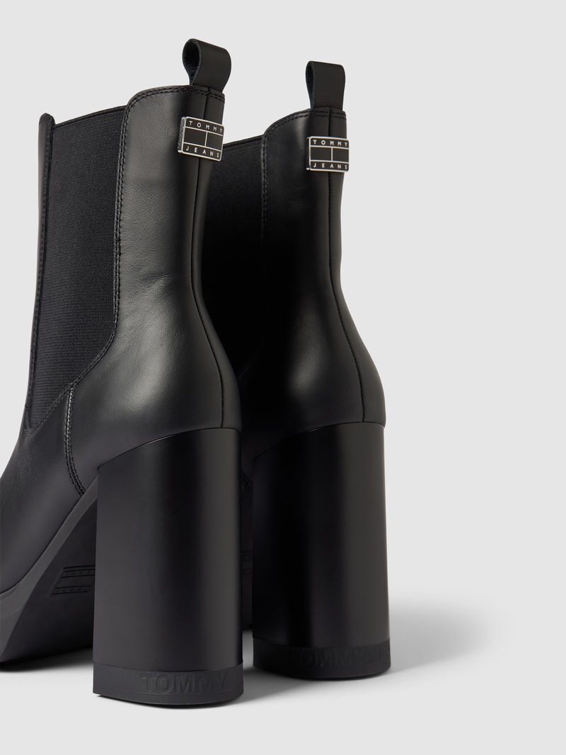 Stiefeletten mit Label-Applikation in schwarz
