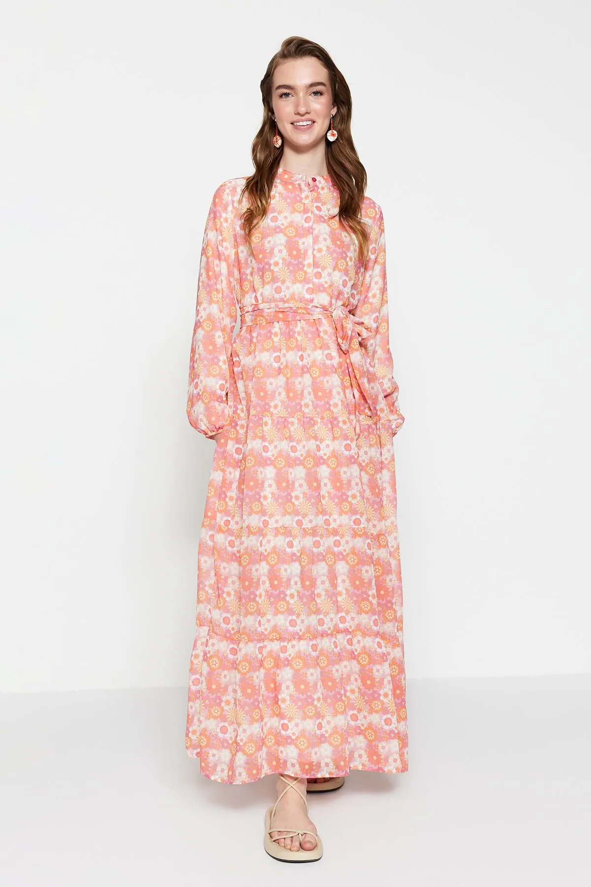Trendyol Modest  Rosa Kleid aus gewebtem Chiffon mit Blumenmuster, Gürtel, Stehkragen und Futter TCTSS21EL3346