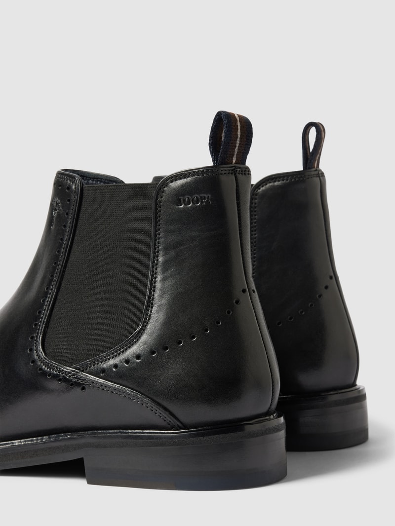 Chelsea Boots mit Perforierungen Modell 'pero' in schwarz
