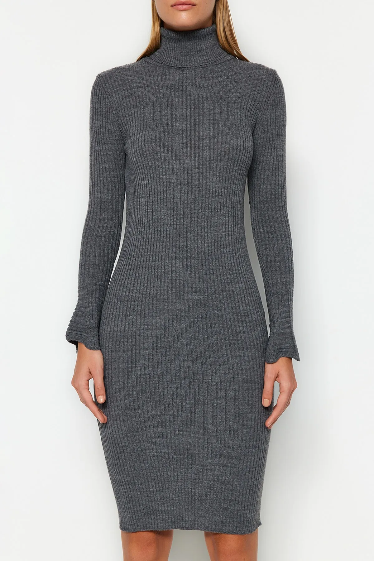 Trendyol Collection  Anthrazitfarbenes Mini-Strickkleid mit Volantärmeln TWOAW20YN0005