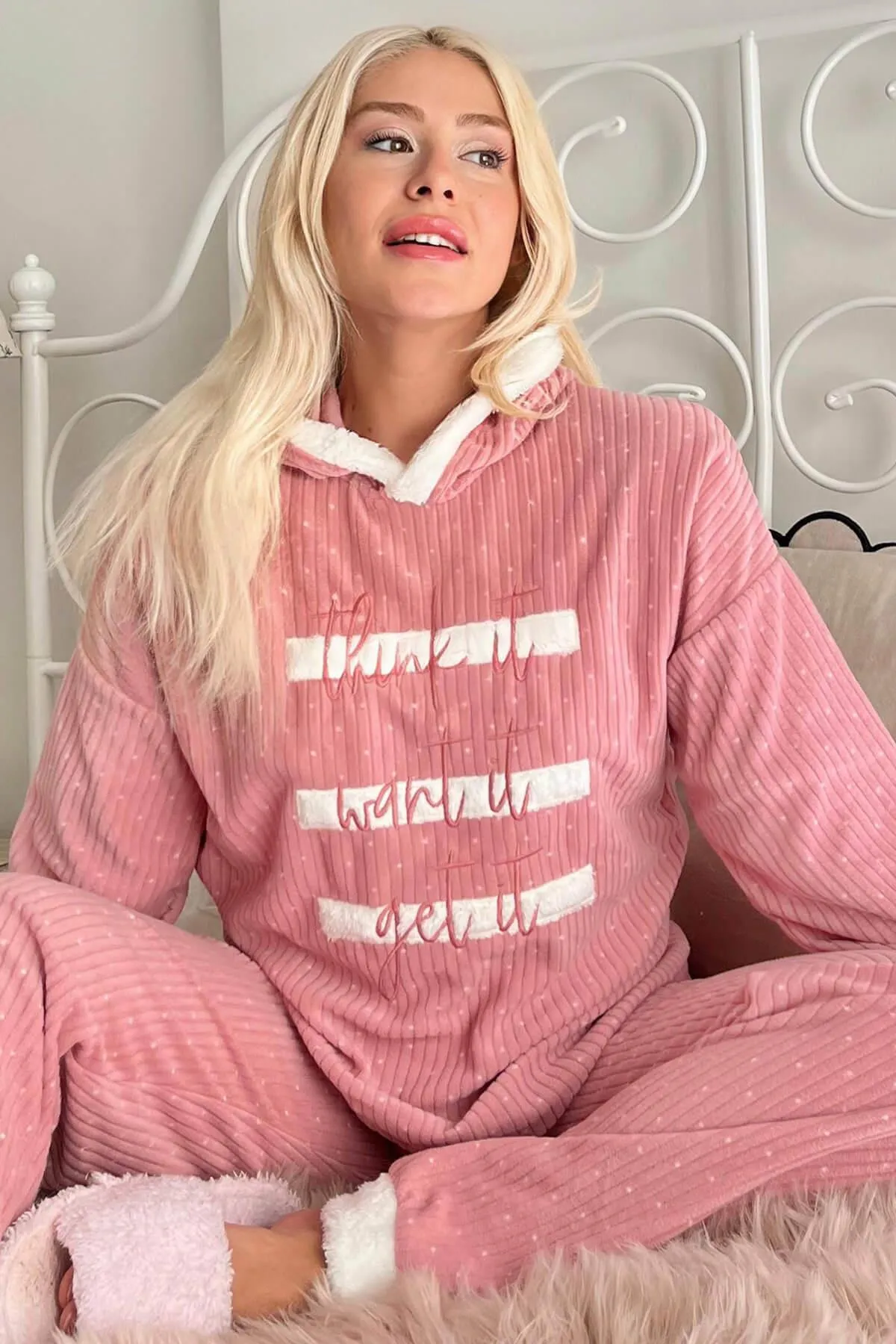 Pijamaevi  Powder Polar-Pyjama-Set mit drei Linienmuster und Kapuze aus Plüsch