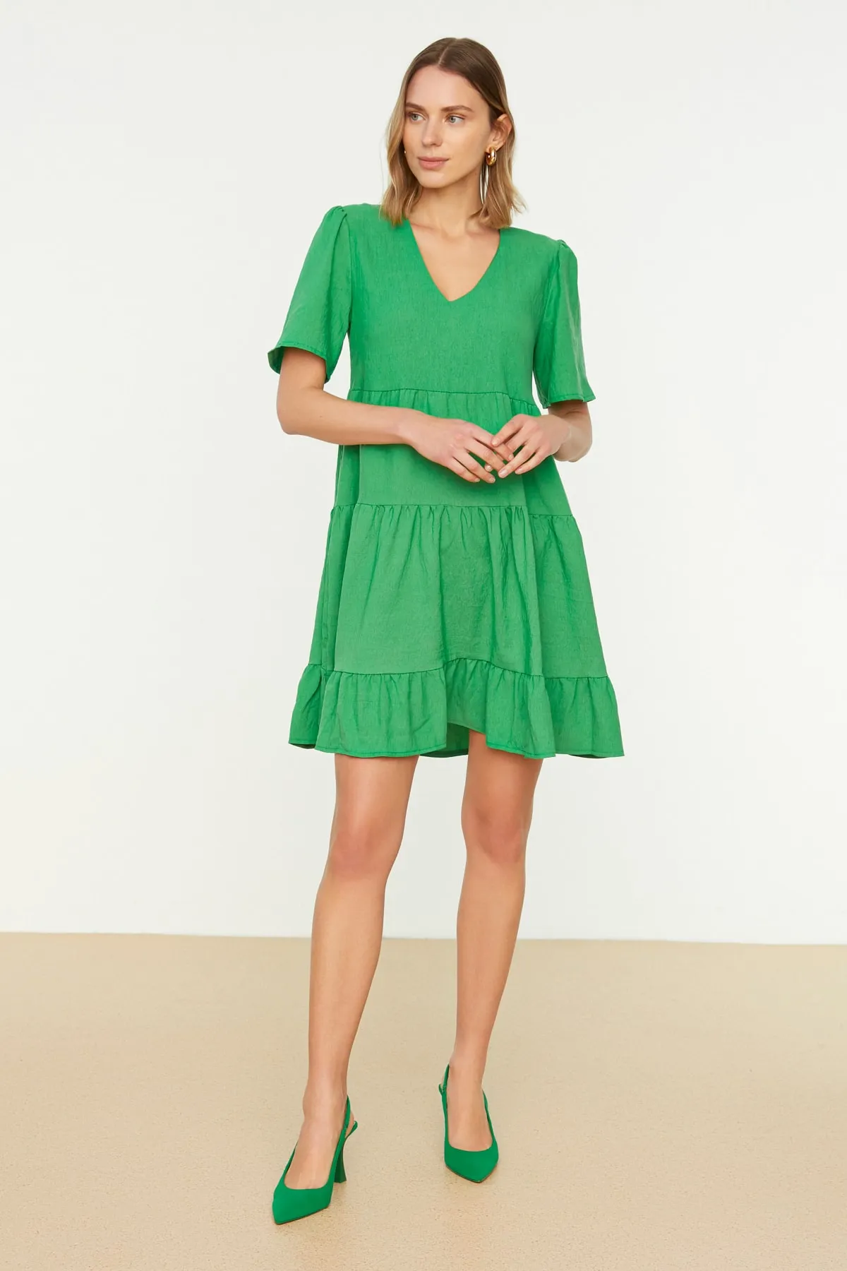 Trendyol Collection  Smaragdgrünes, weit geschnittenes Mini-Webkleid TWOSS20EL0400