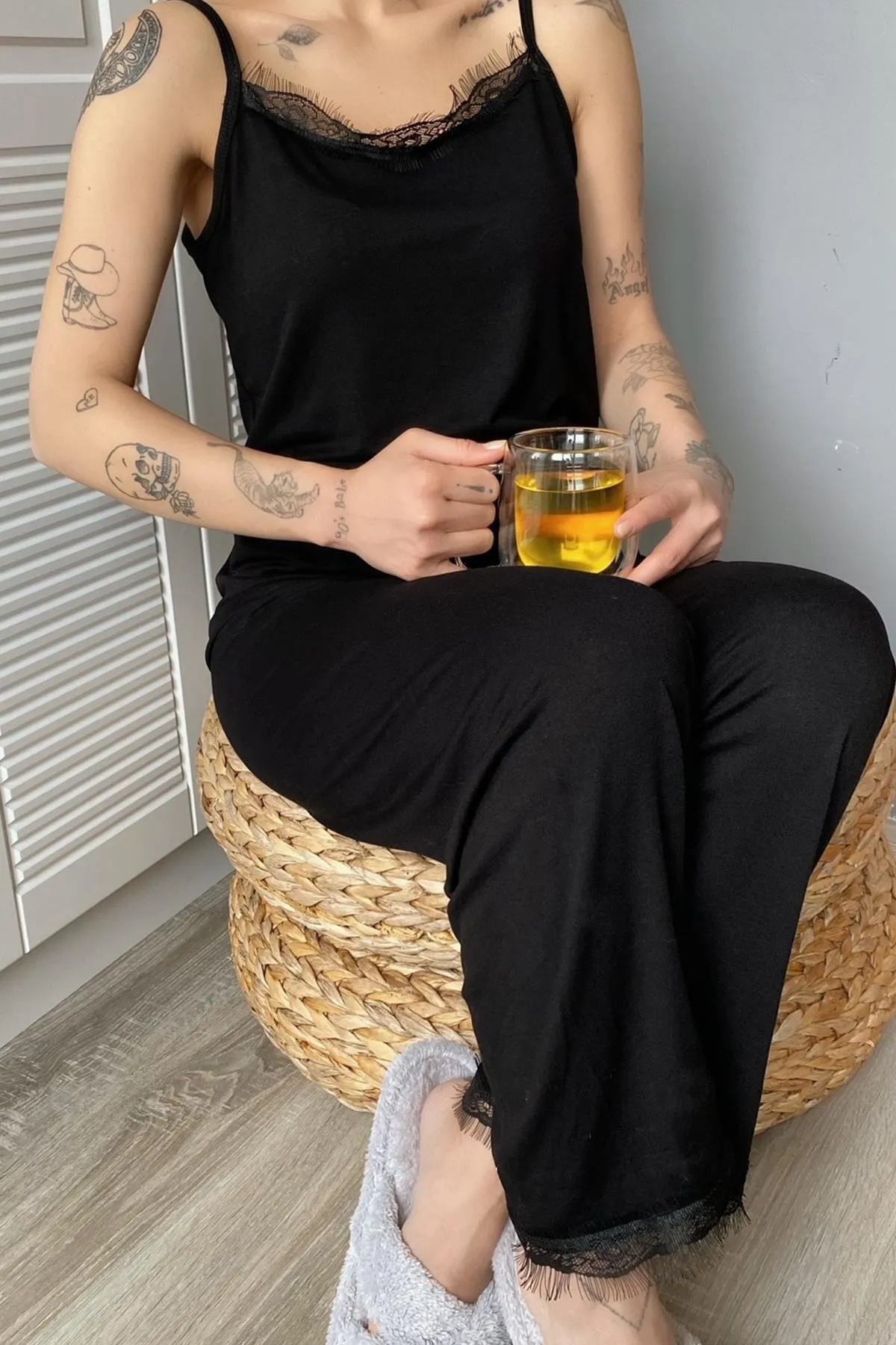 Pijamaevi  Damen-Pyjama-Set aus schwarzem Strick mit Spitzenseil und Riemen