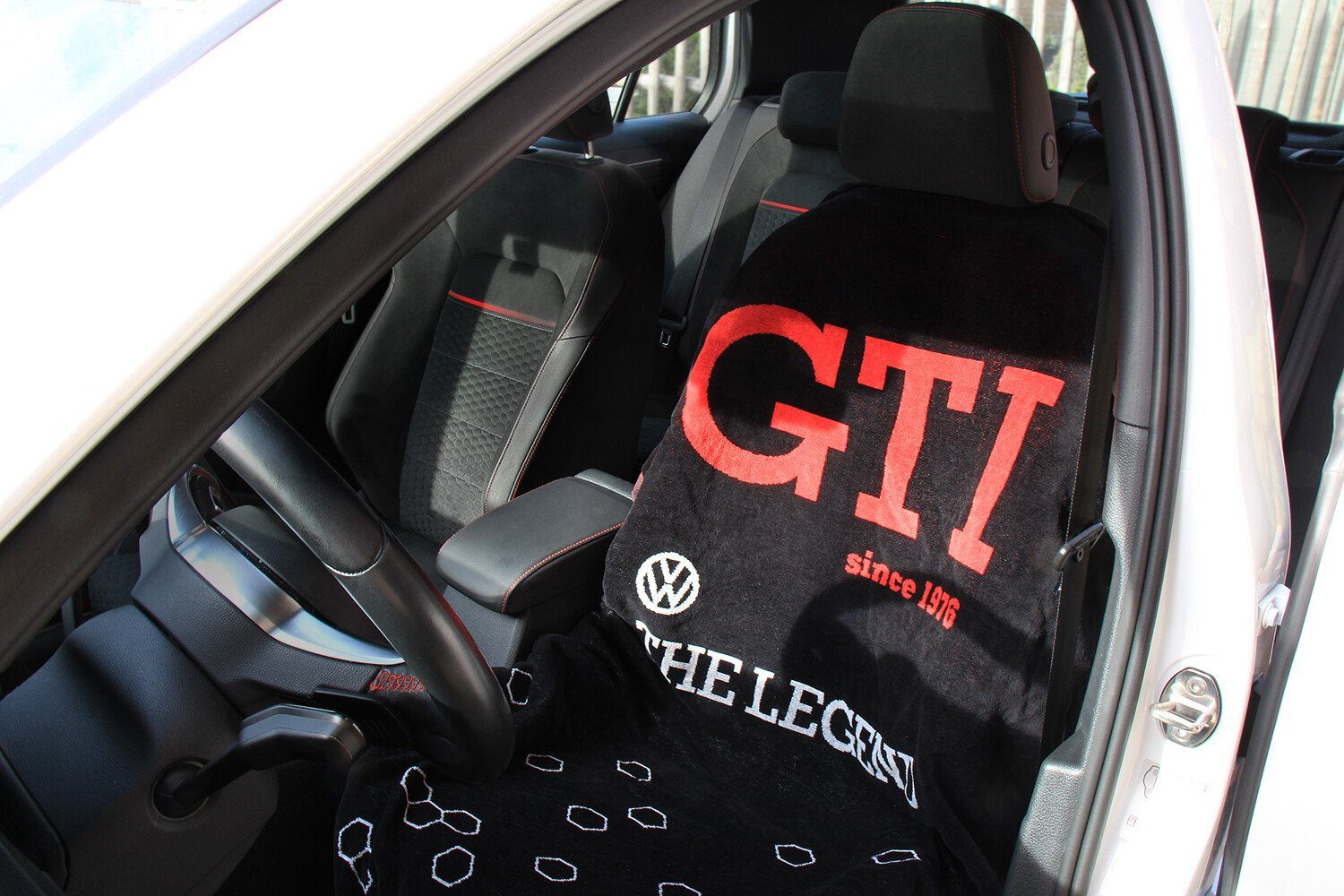 VW Collection by BRISA Strandtuch Volkswagen Badetuch im VW GTI Design, Frotteevelours (1-St), schwarzes Duschtuch aus 100% Baumwolle