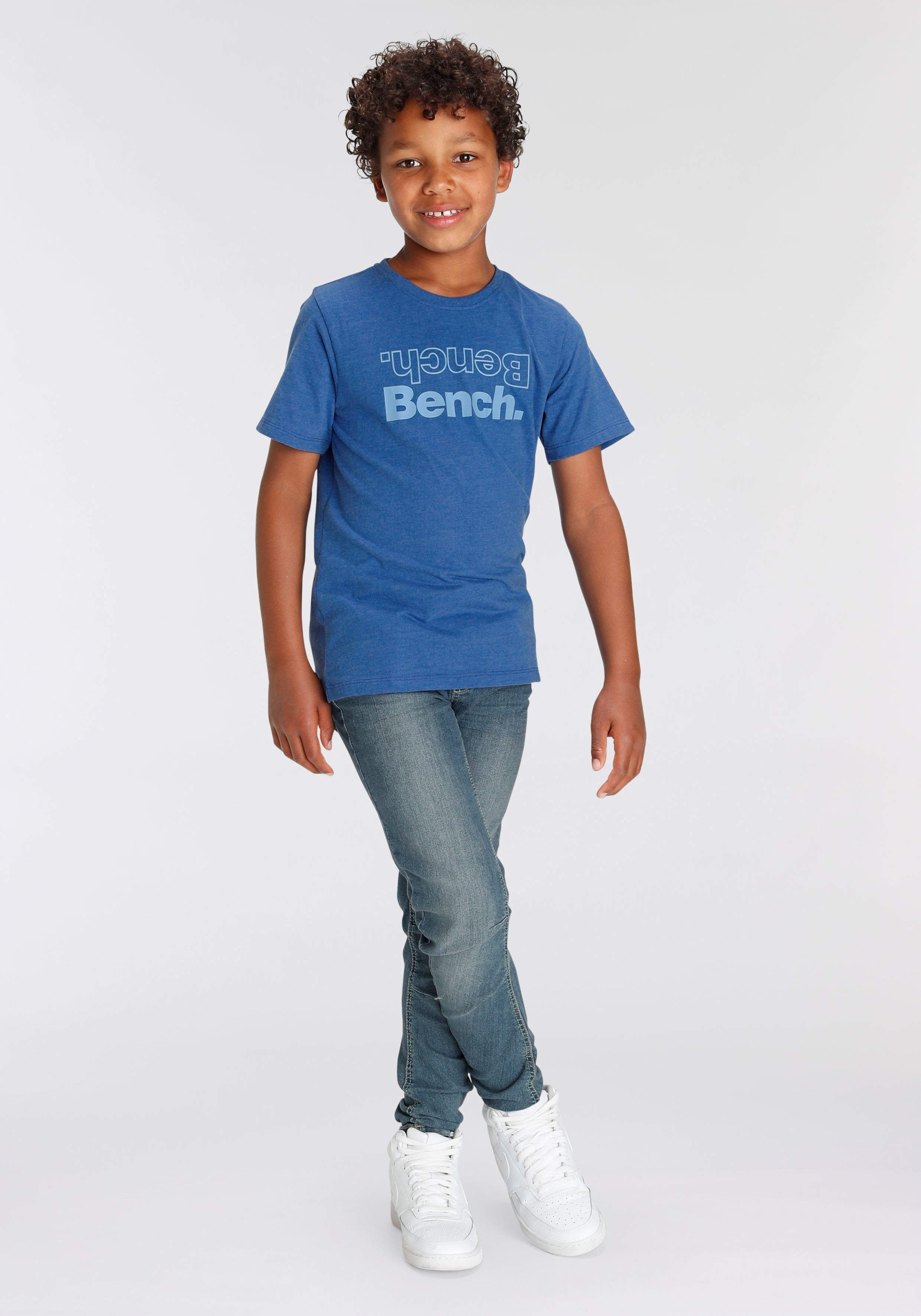 Bench. T-Shirt mit coolem Brustdruck