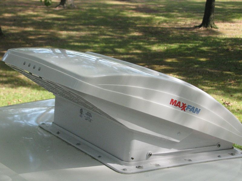 Maxxfan Deluxe weiße Dachluke mit Ventilator