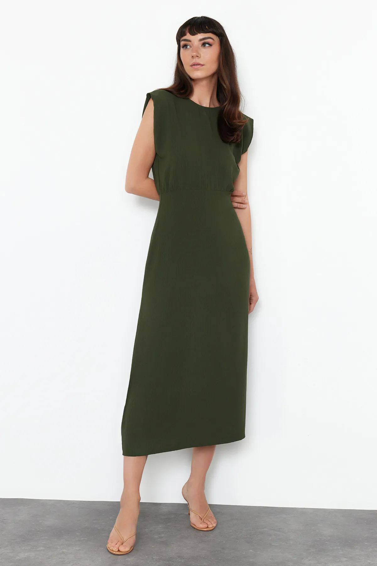 Trendyol Collection  Khakifarbenes gewebtes Midikleid TWOSS24EL00601