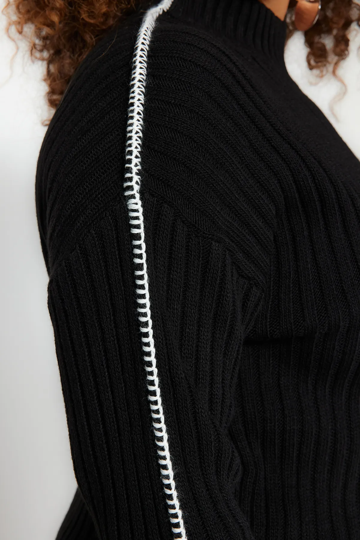Trendyol Curve  Schwarzer Strickpullover mit Nähten und detaillierten Details TBBAW24AN00096