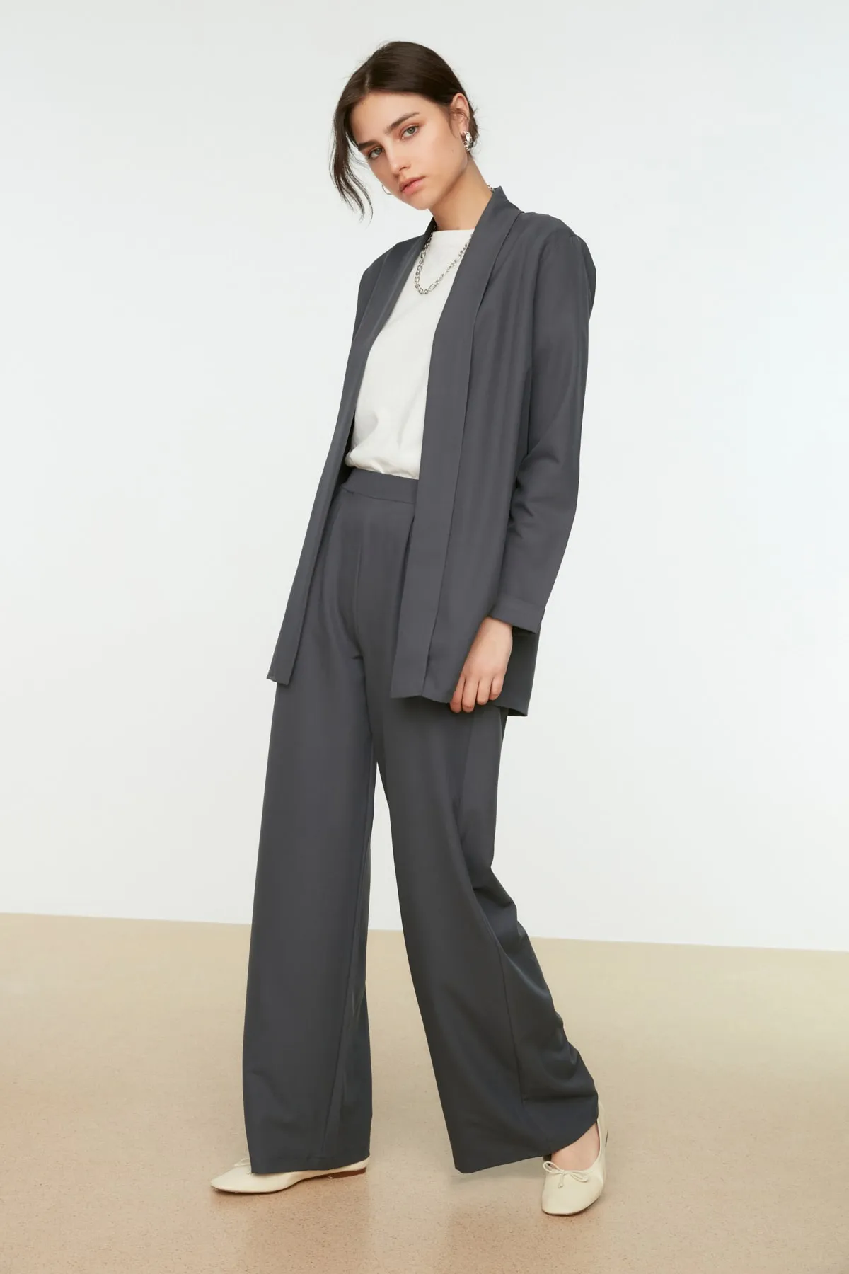 Trendyol Modest  Dunkelgrauer gewebter Anzug mit weitem Bein und Jacke und Hose TCTSS22US0123