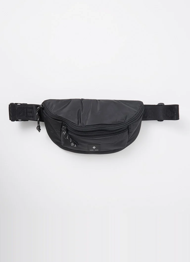 Sac banane Luis de SAMSØE SAMSØE, orné du logo et doté d'une bandoulière ajustable.